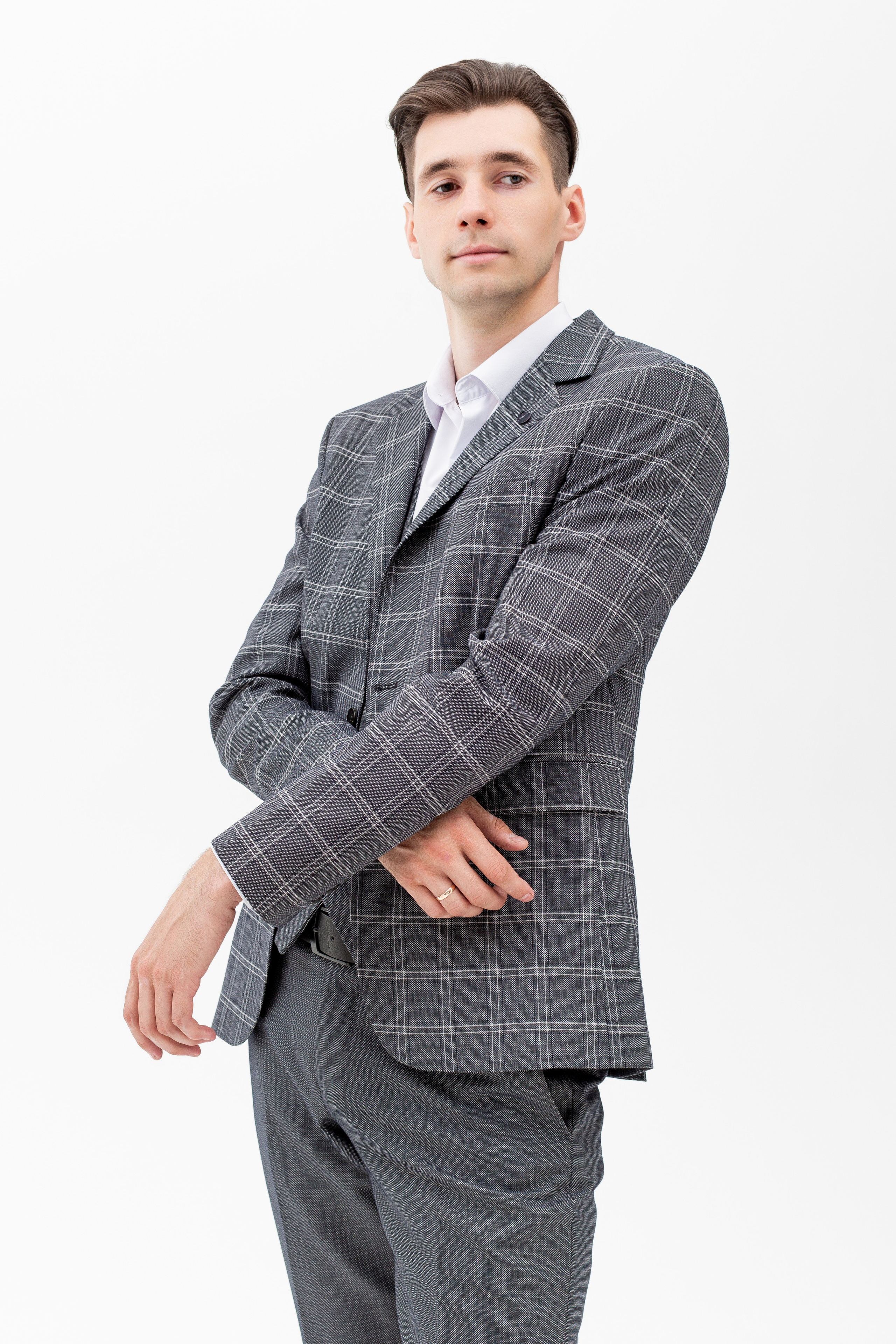 Студийный портрет мужчины, портрет 2/3, в костюме тройка на белом фоне