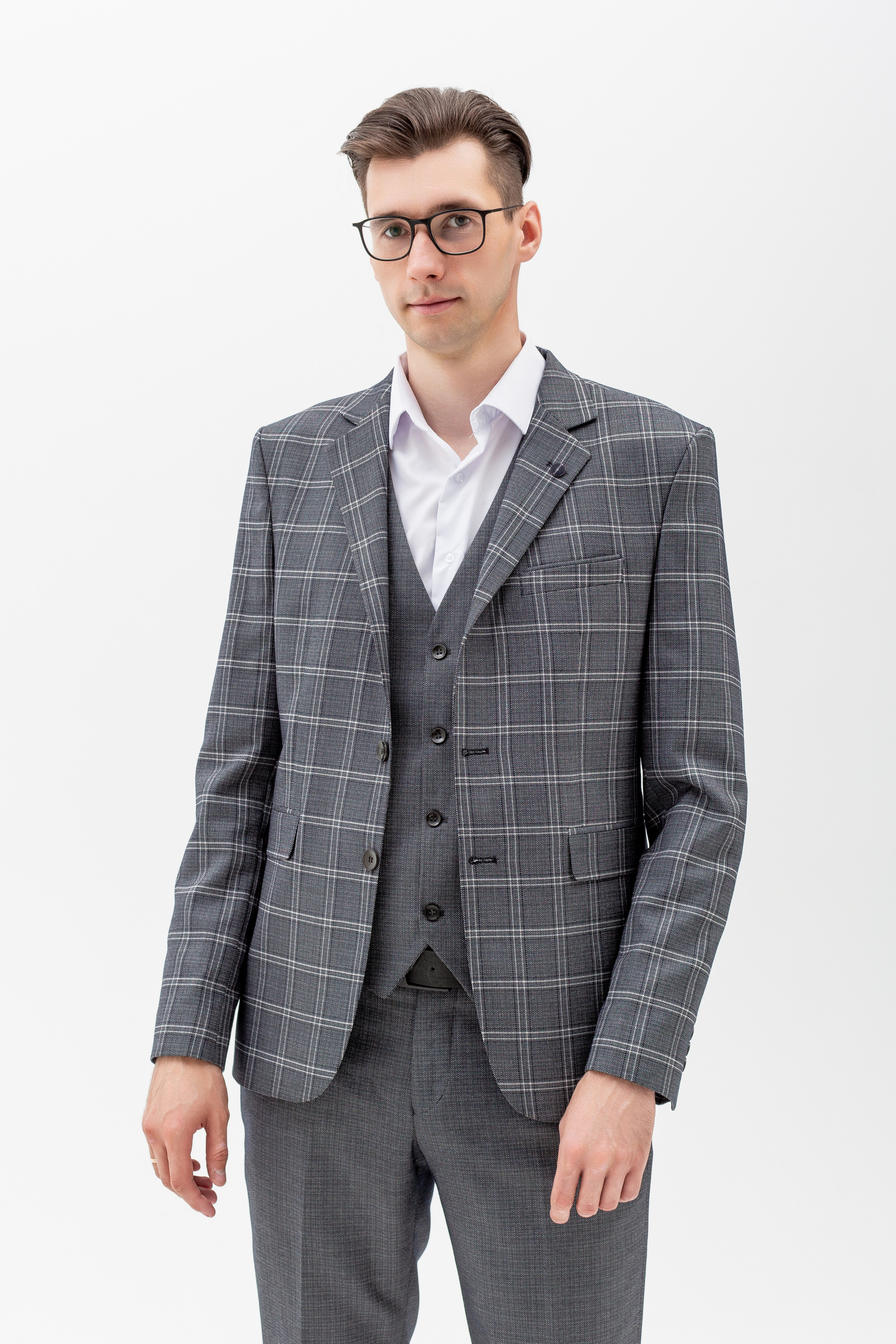 Студийный портрет мужчины в очках, портрет 2/3, в костюме тройка на белом фоне