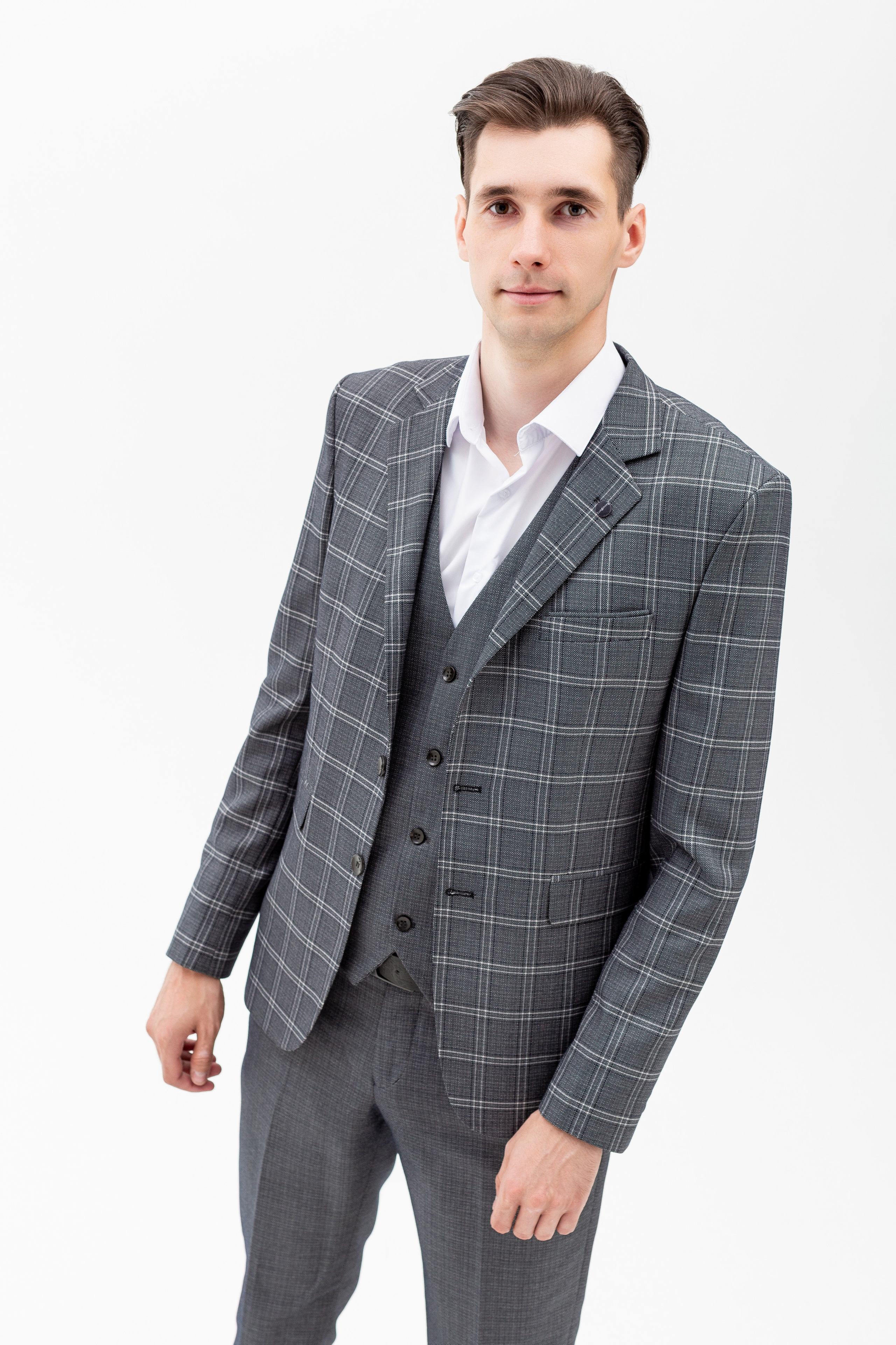 Студийный портрет мужчины, портрет 2/3, в костюме тройка на белом фоне