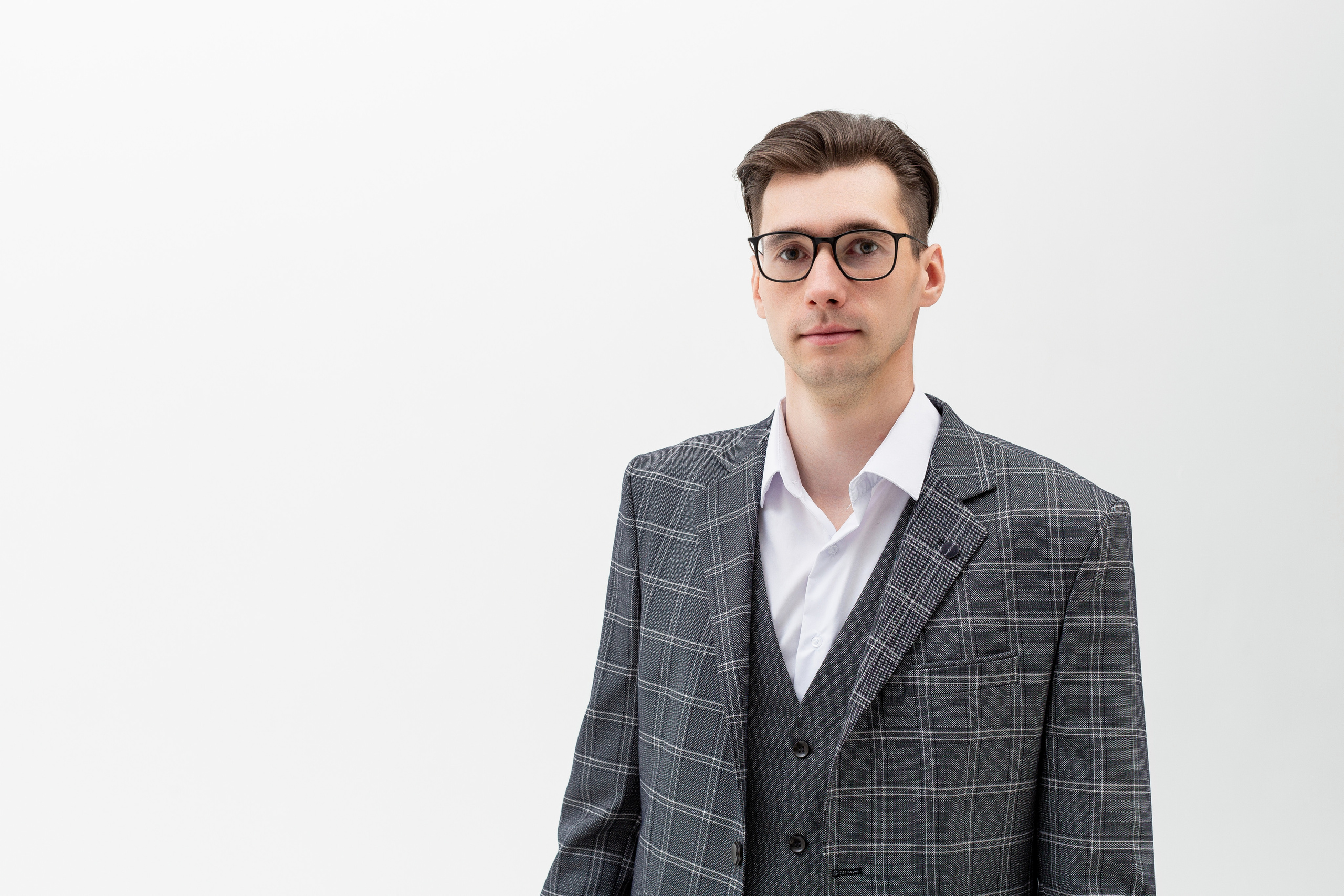 Студийный портрет мужчины в очках, портрет 1/3, в костюме тройка на белом фоне