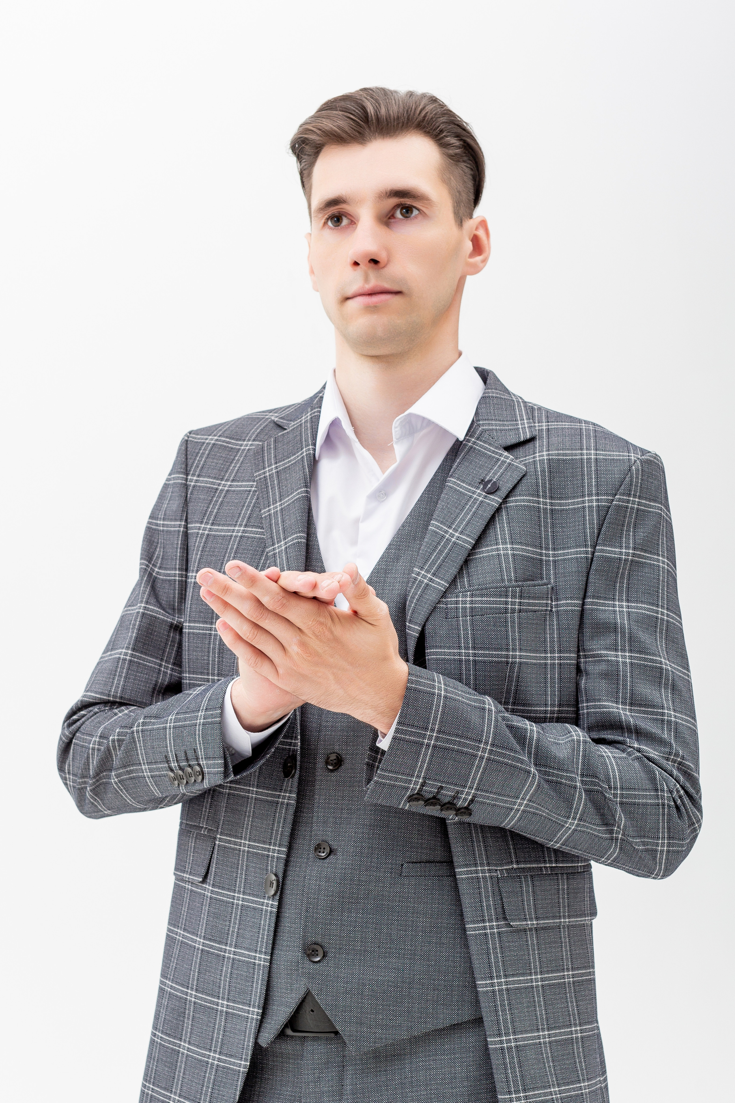 Студийный портрет мужчины, портрет 2/3, в костюме тройка на белом фоне