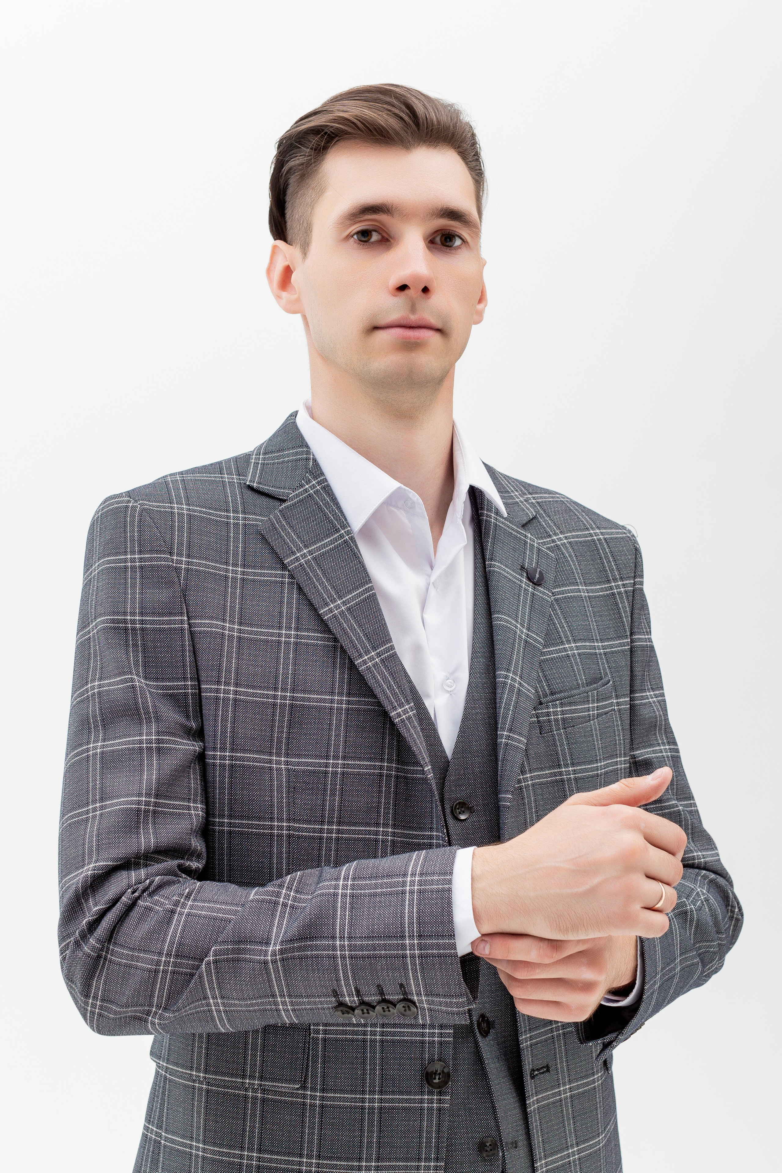 Студийный портрет мужчины, портрет 2/3, в костюме тройка на белом фоне