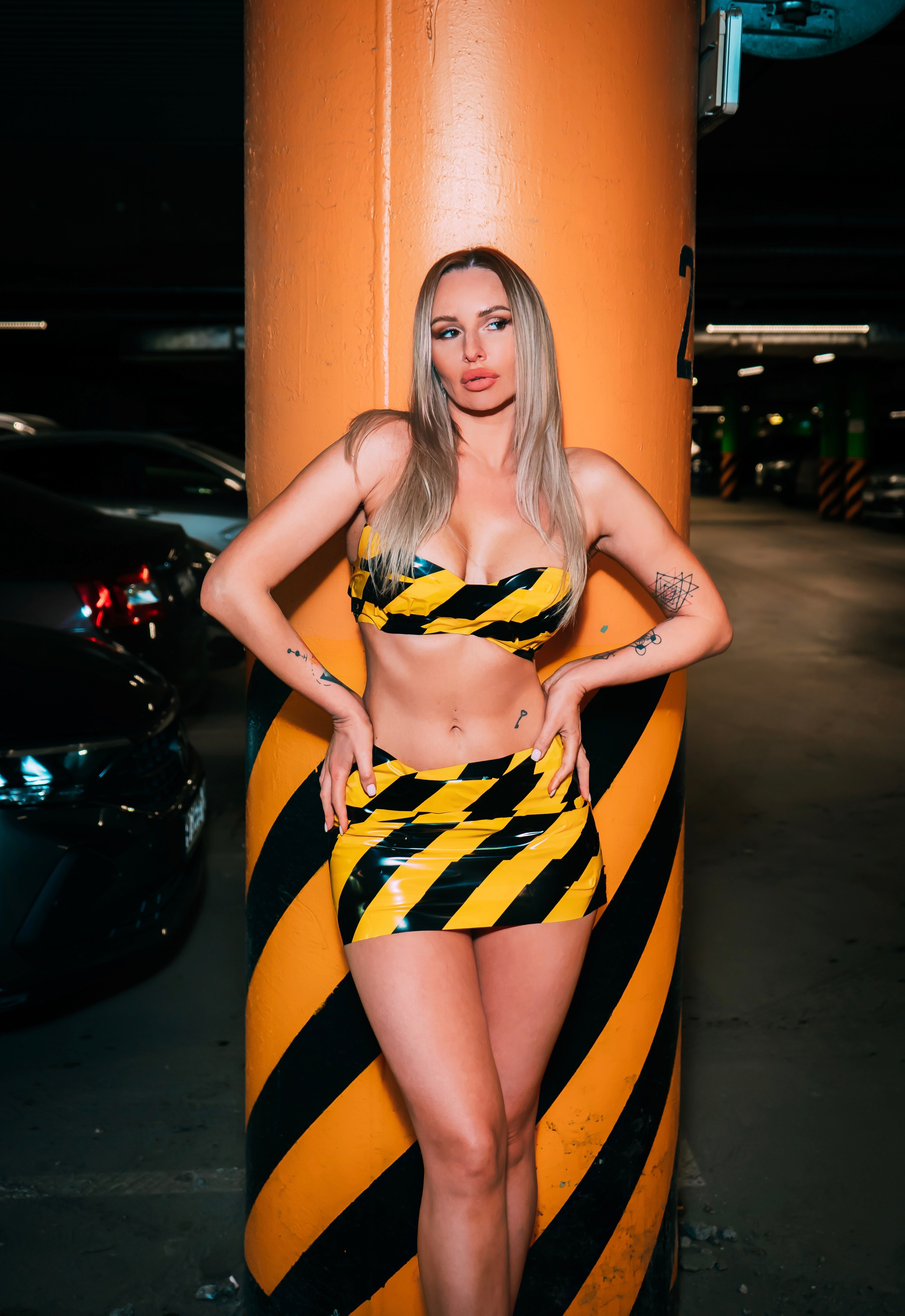 Съемка на парковке — модель Дина. Фотограф Москва и Видеограф Москва