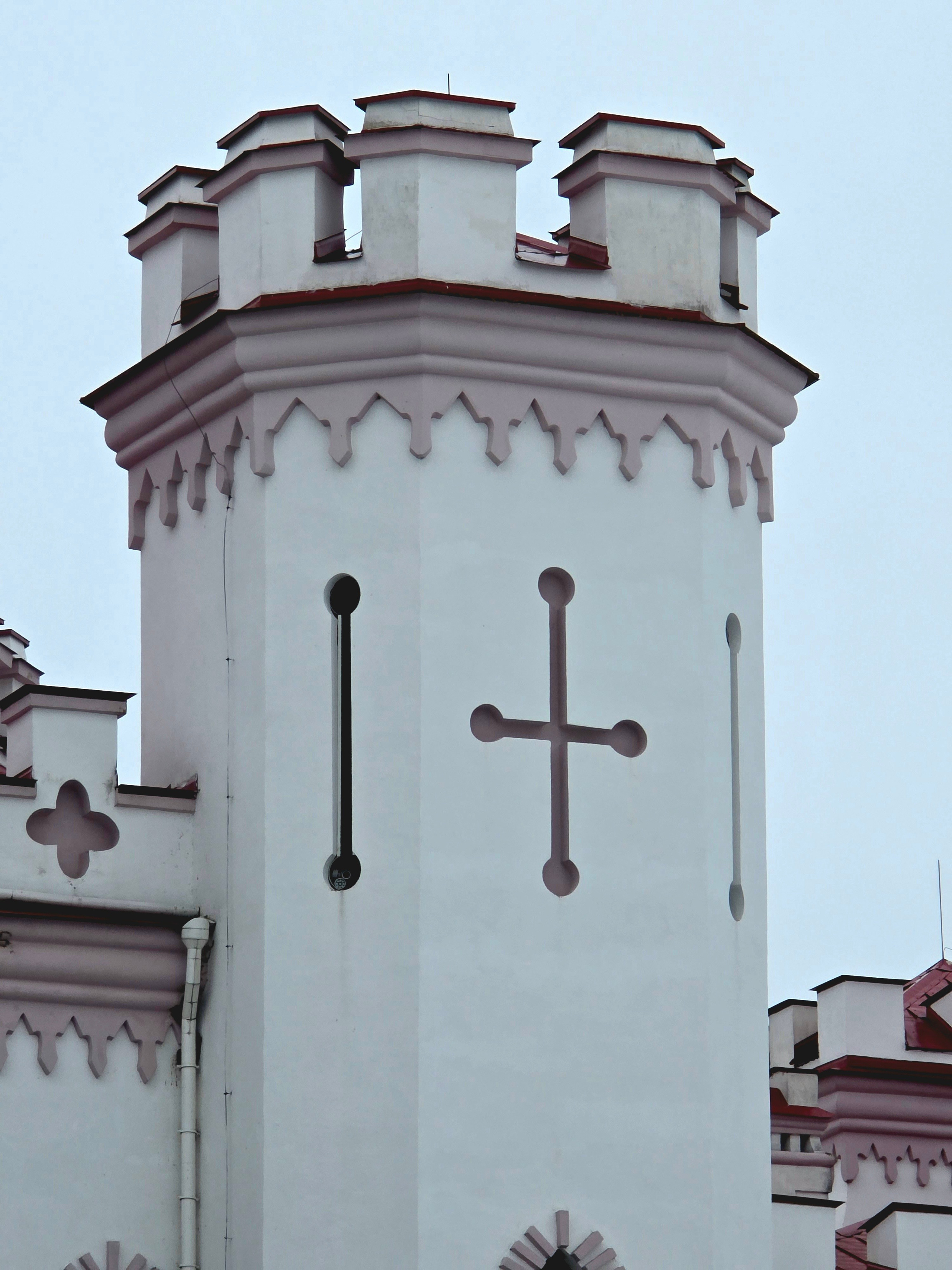 Дворец построен в середине XIX в. в неоготическом стиле Вандалином Пусловским