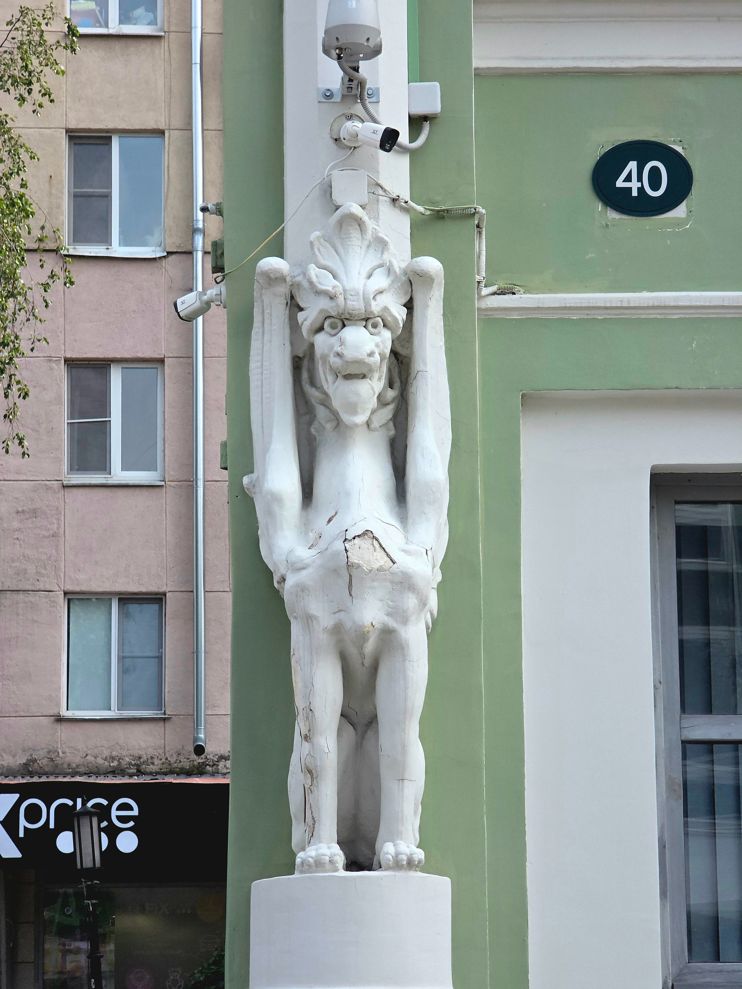 Большая Покровская улица. Грифон