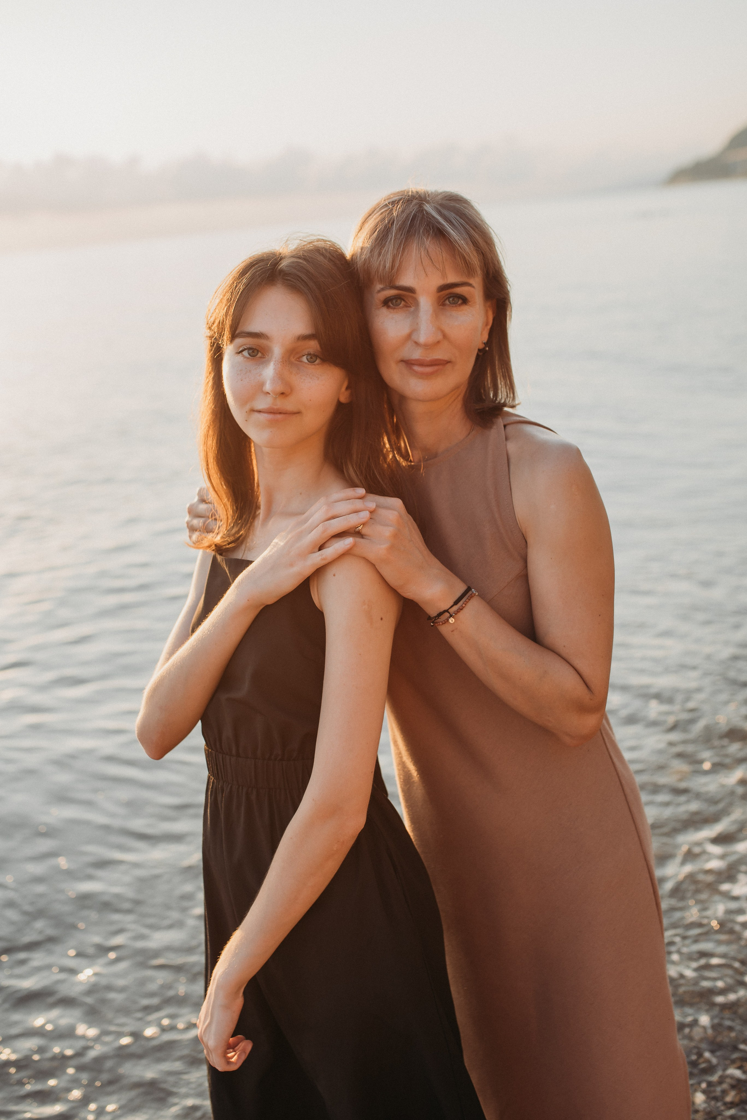 Семейная фотосессия мамы с дочками на берегу моря в Сочи Сириус Адлер. Фотограф в Сочи — Маргарита Поганова