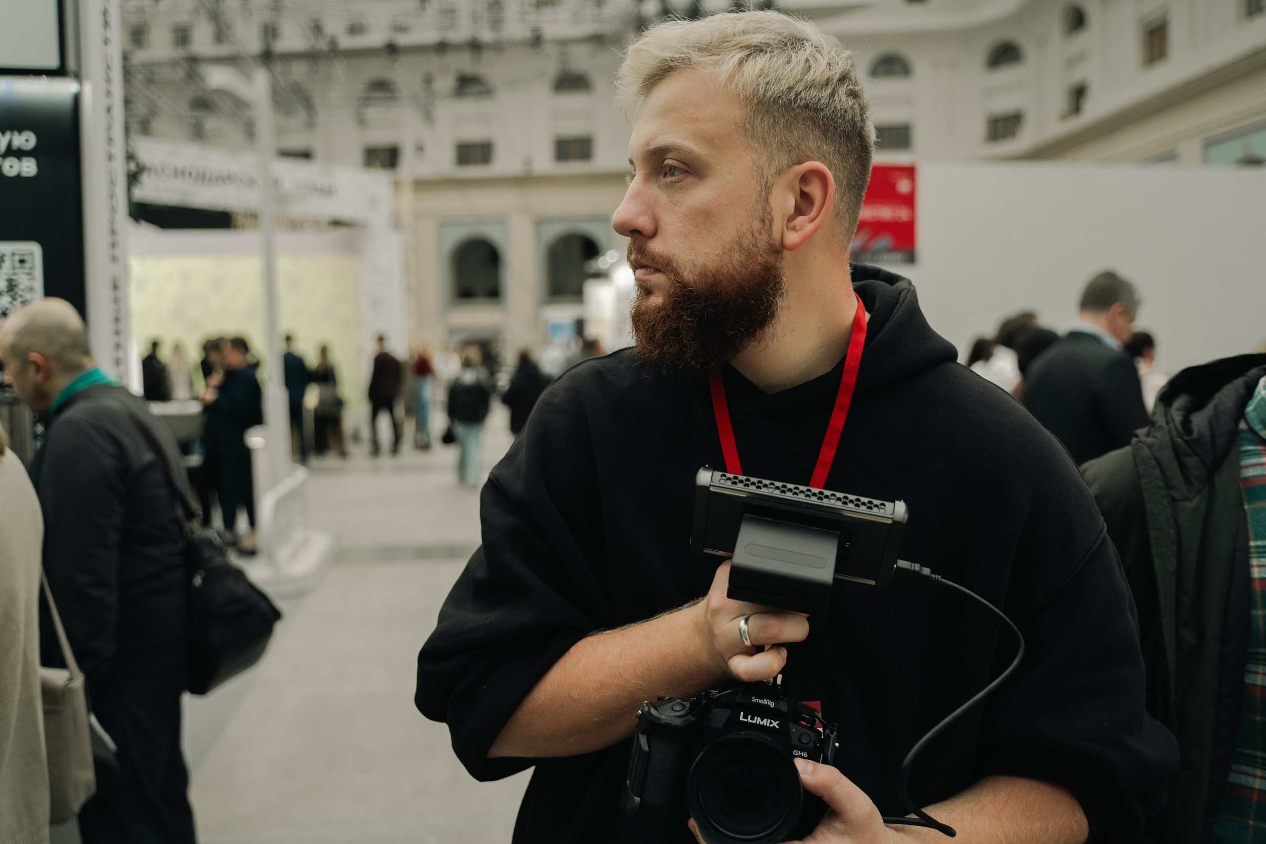 Снимаю прогулку молодожёнов в Москве; свадебный видеограф Москва, стабилизатор, динамичный репортаж без клише