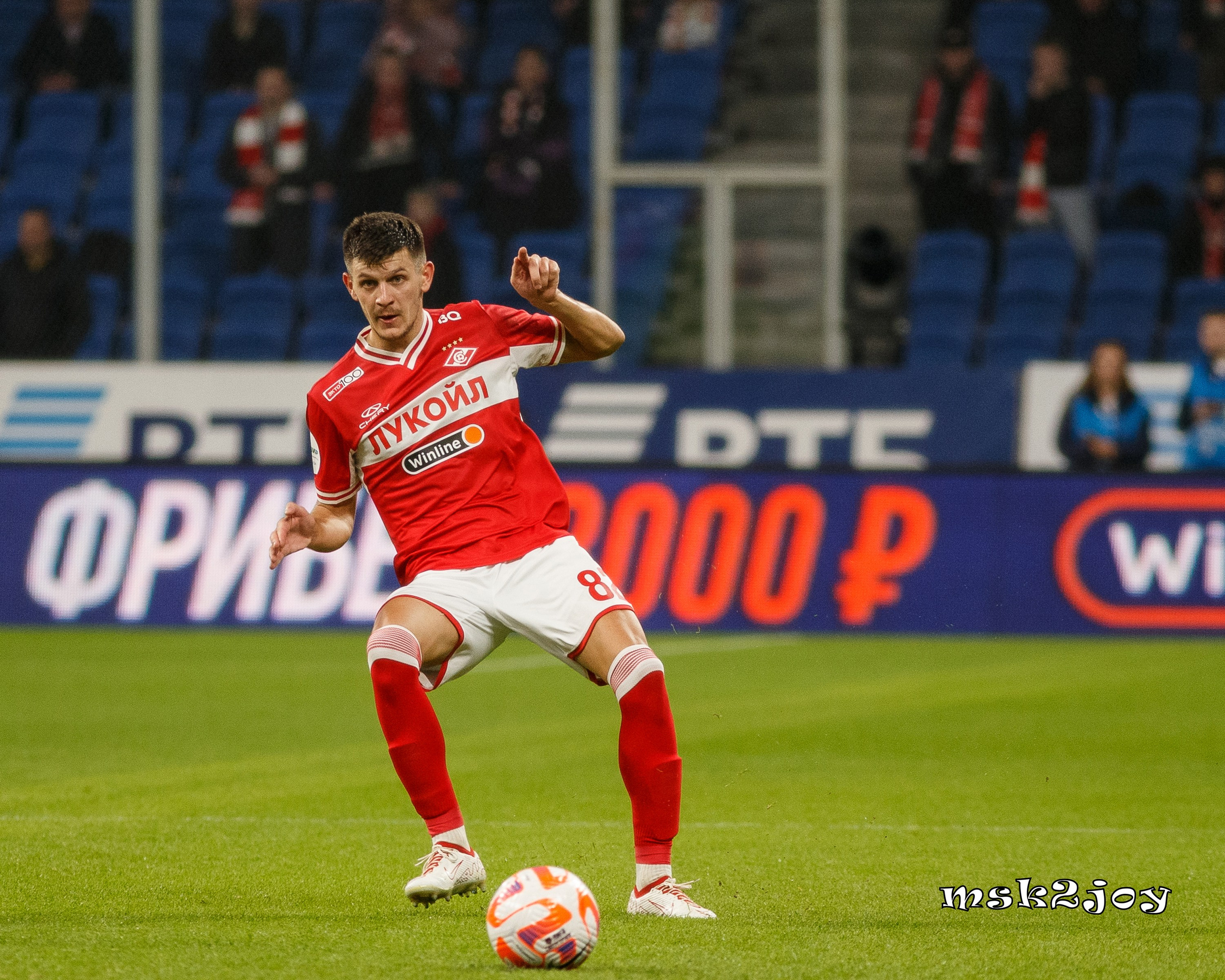 С мячом полузащитник футбольного клуба Спартак Москва Даниил Хлусевич. Фотограф - Михаил Тоцкий.