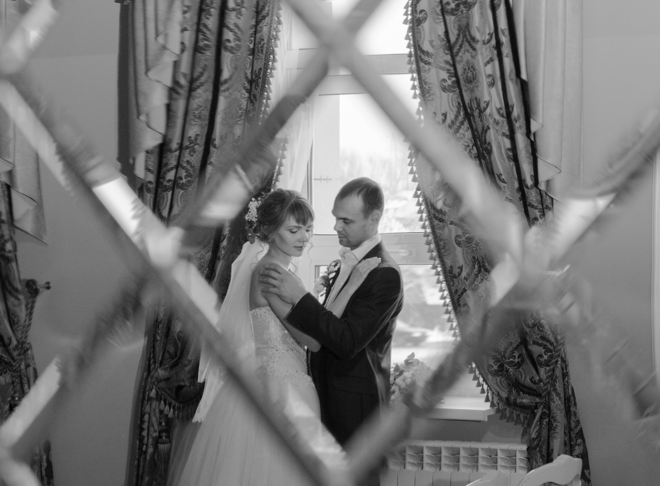 Черно-белая художественная фотография пары на свадебной фотосессии фотограф Александр Марусев