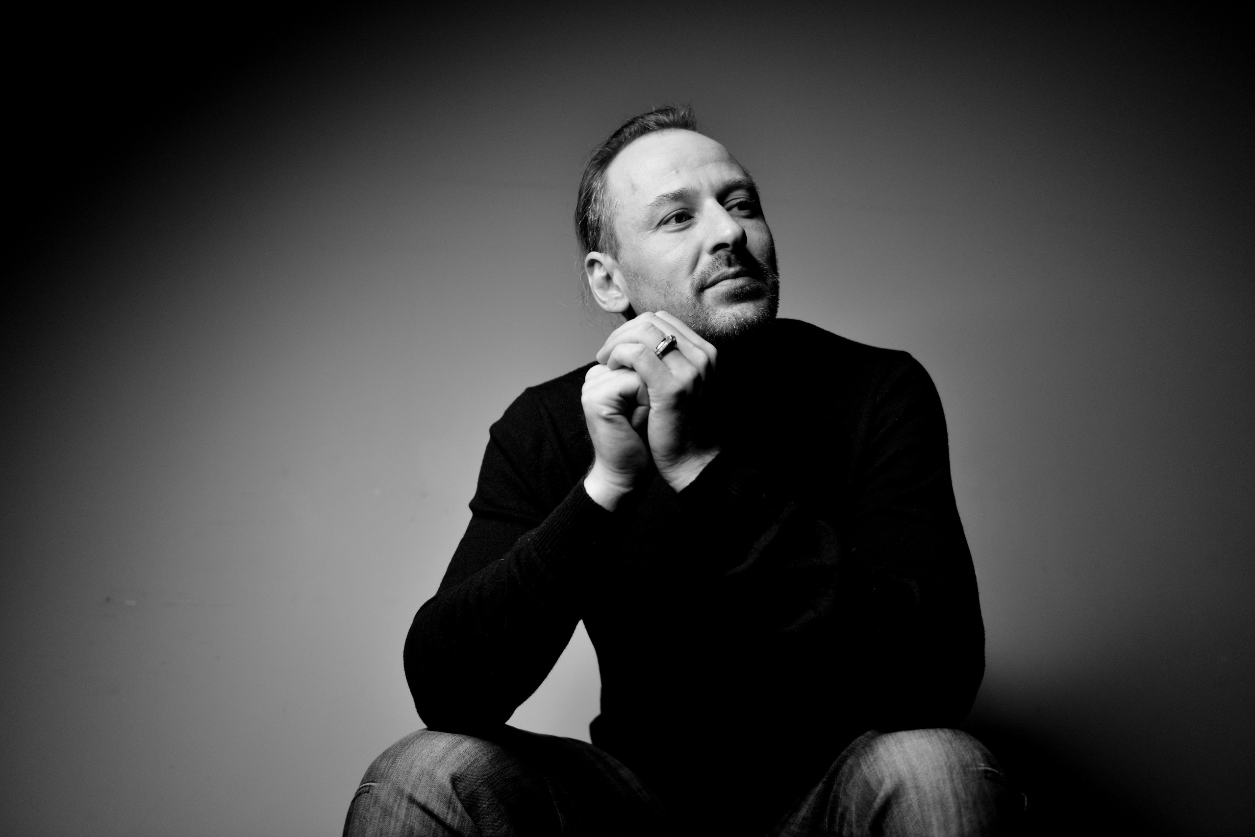 Задумчивый мачо на фотосессии в студии.