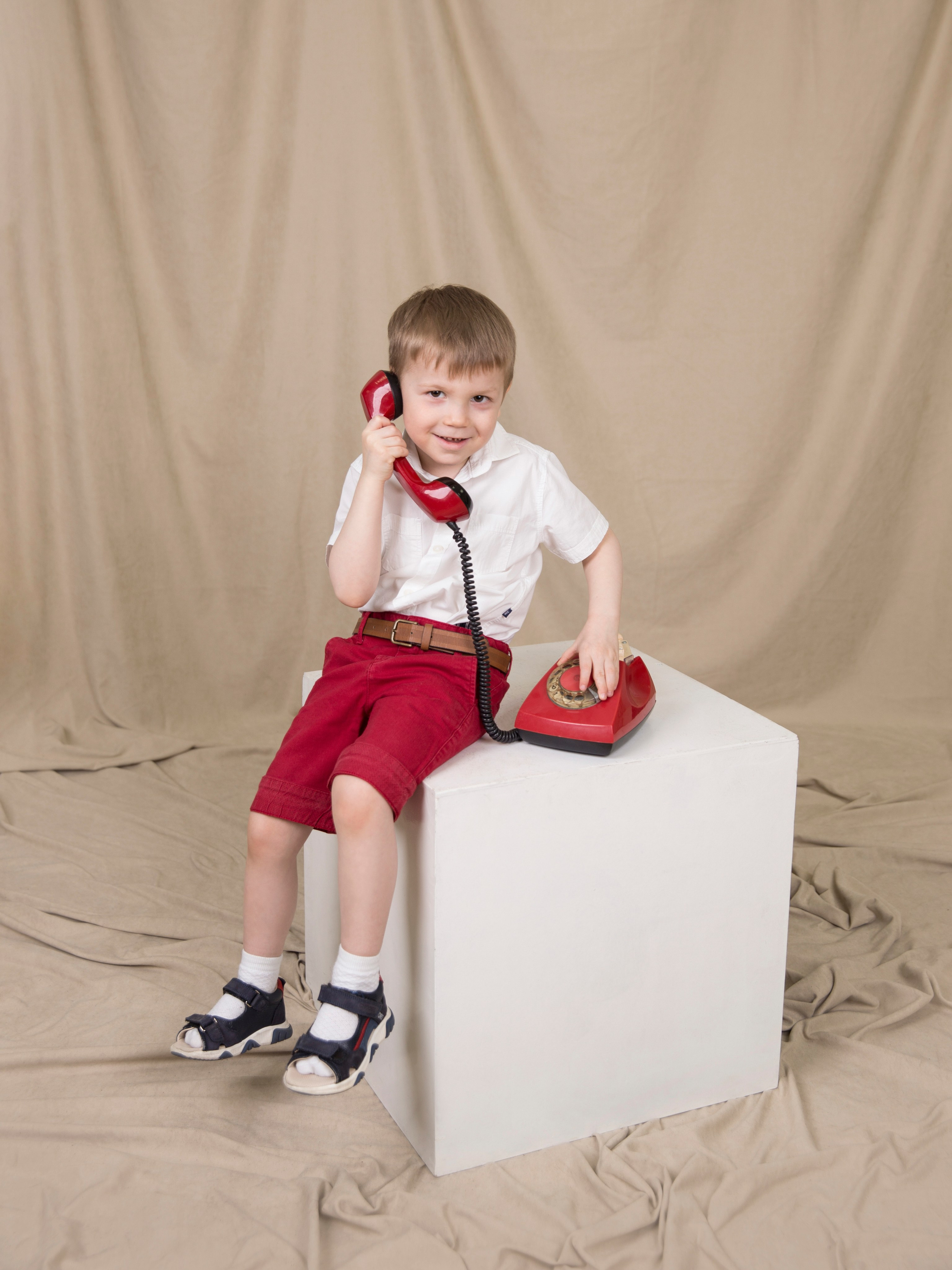 Общее фото в детском саду с выездным реквизитом в Тюмени. Выпускные альбомы в Тюмени для школ, садов, вузов спортивных секций