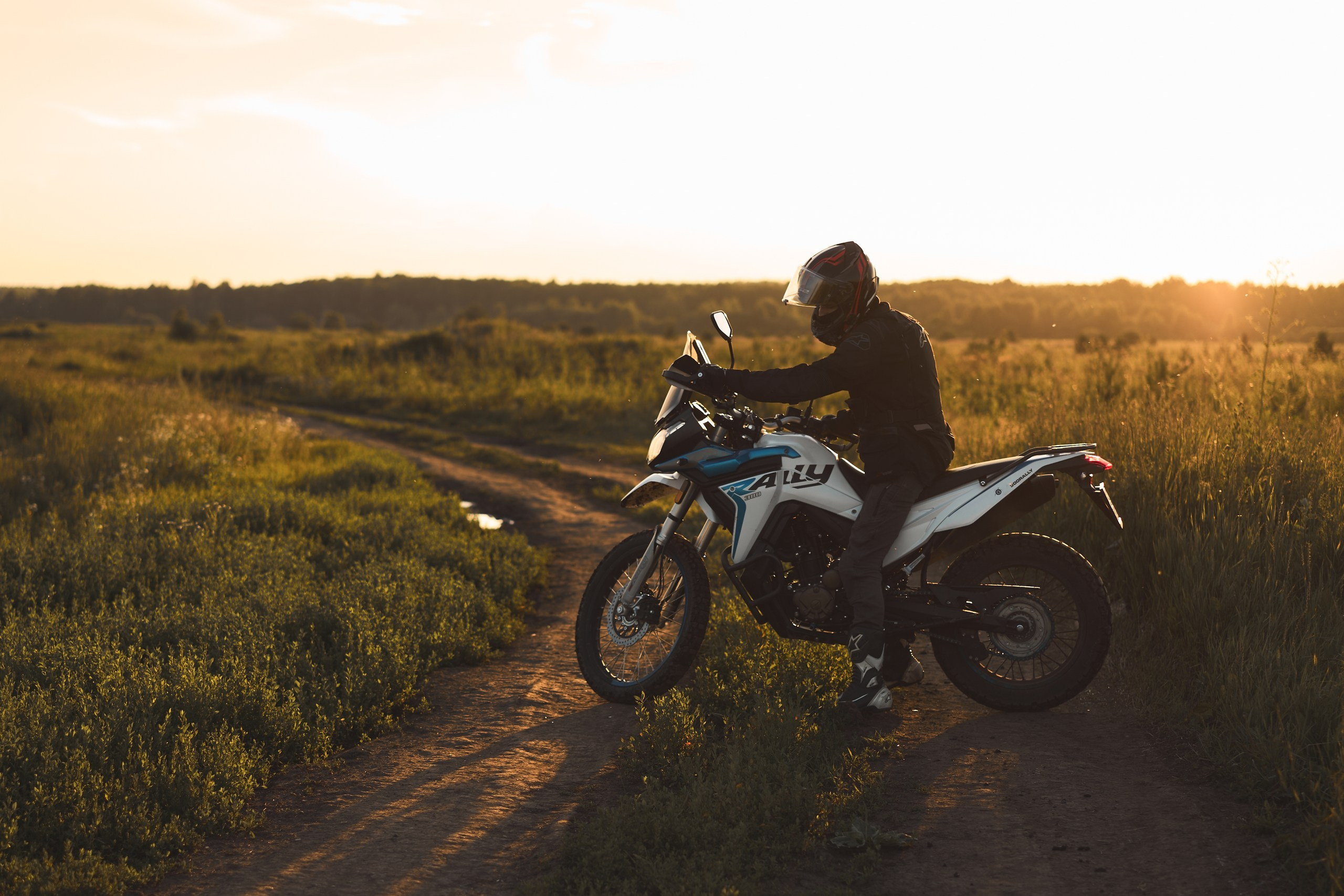 Фотосессия с мотоциклом на закате в поле. Фотограф Екатеринбург Кокшарова Александра