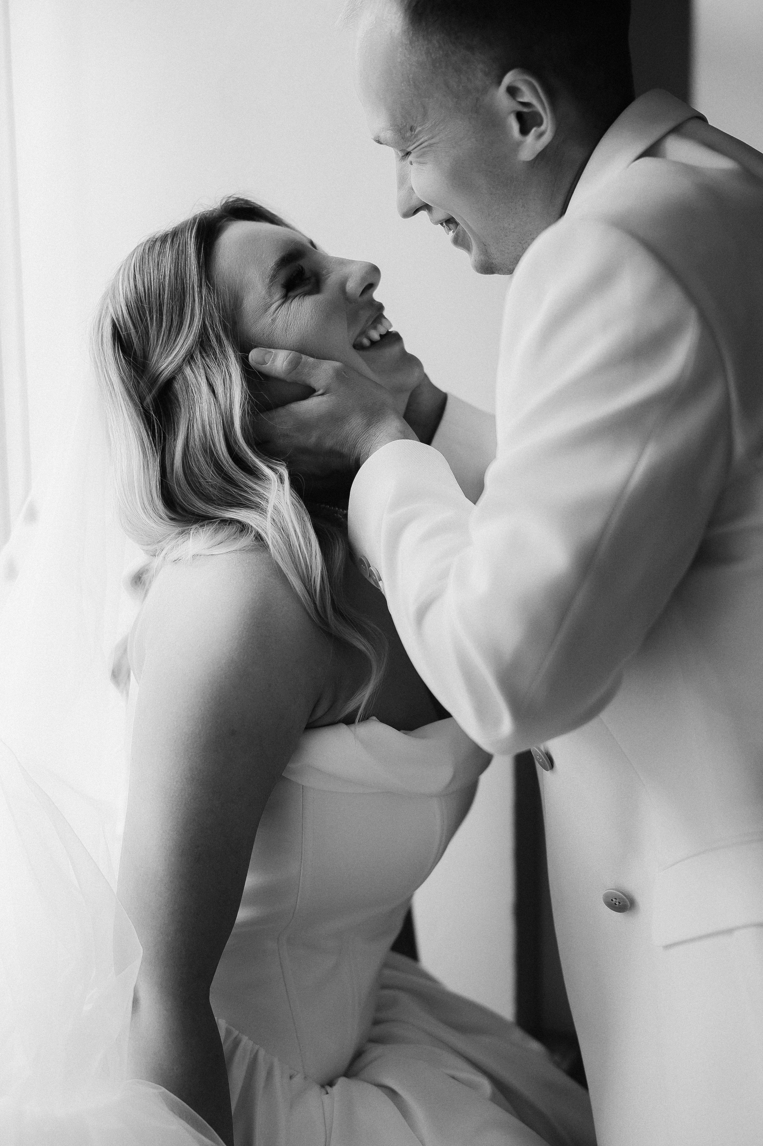 Когда я впервые увидел тебя, этот смех, ты мне напомнила по-моему сразу всех. Свадебный фотограф в Санкт-Петербурге Баженова Алина