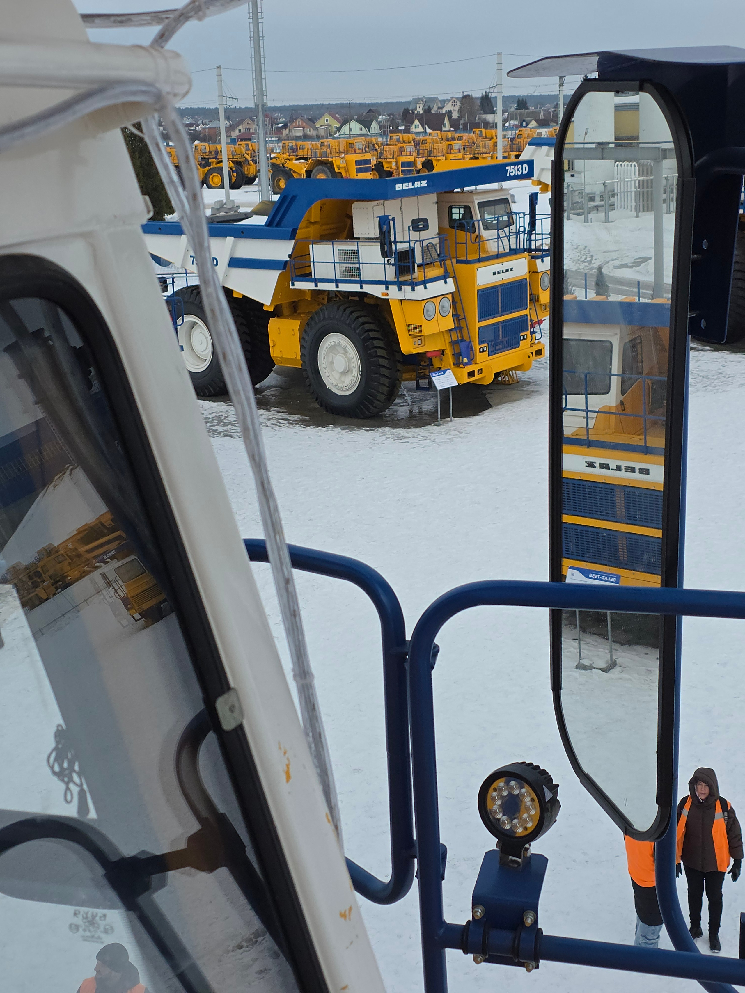 По заявлению президента Беларуси, управлять им, однако, не сильно сложнее, чем легковой машиной