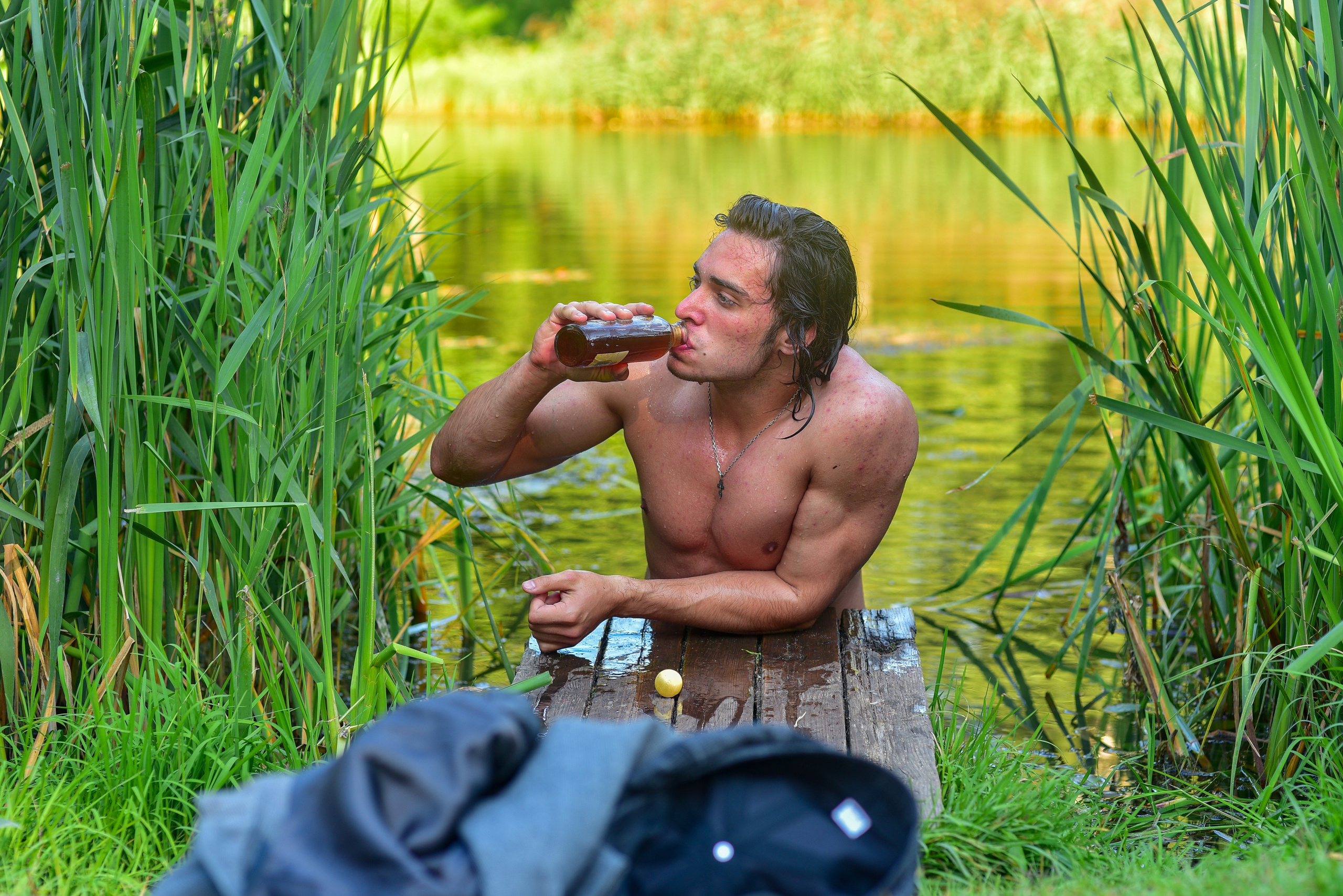 Вязынка ,молодой парень , мужчина , серьезные намерения , букет , шляпа , чемодан ,костюм , волнение , подготовка к важному событию , встреча , встреча с родными , встреча после олгой разлуки , ожидание ,красивый парень , молодое тело , красивое тело , красивый волос , волос  ,отдых ,релакс , 