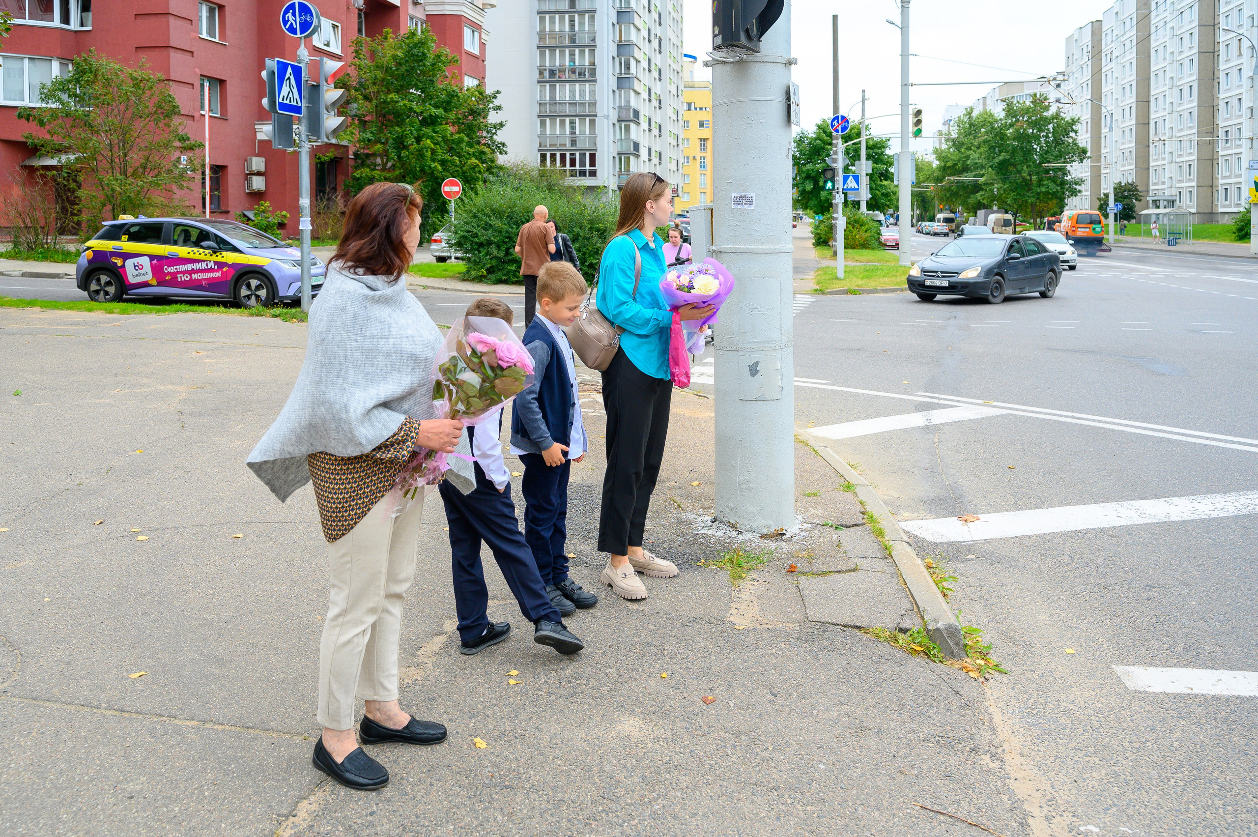 Вот звучит первый звонок, перед этим долгое приготовление к новому этапу в жизни, Яромир идет в школу. Фотоуслуги, услуги фотографа, фотографирование важных событий