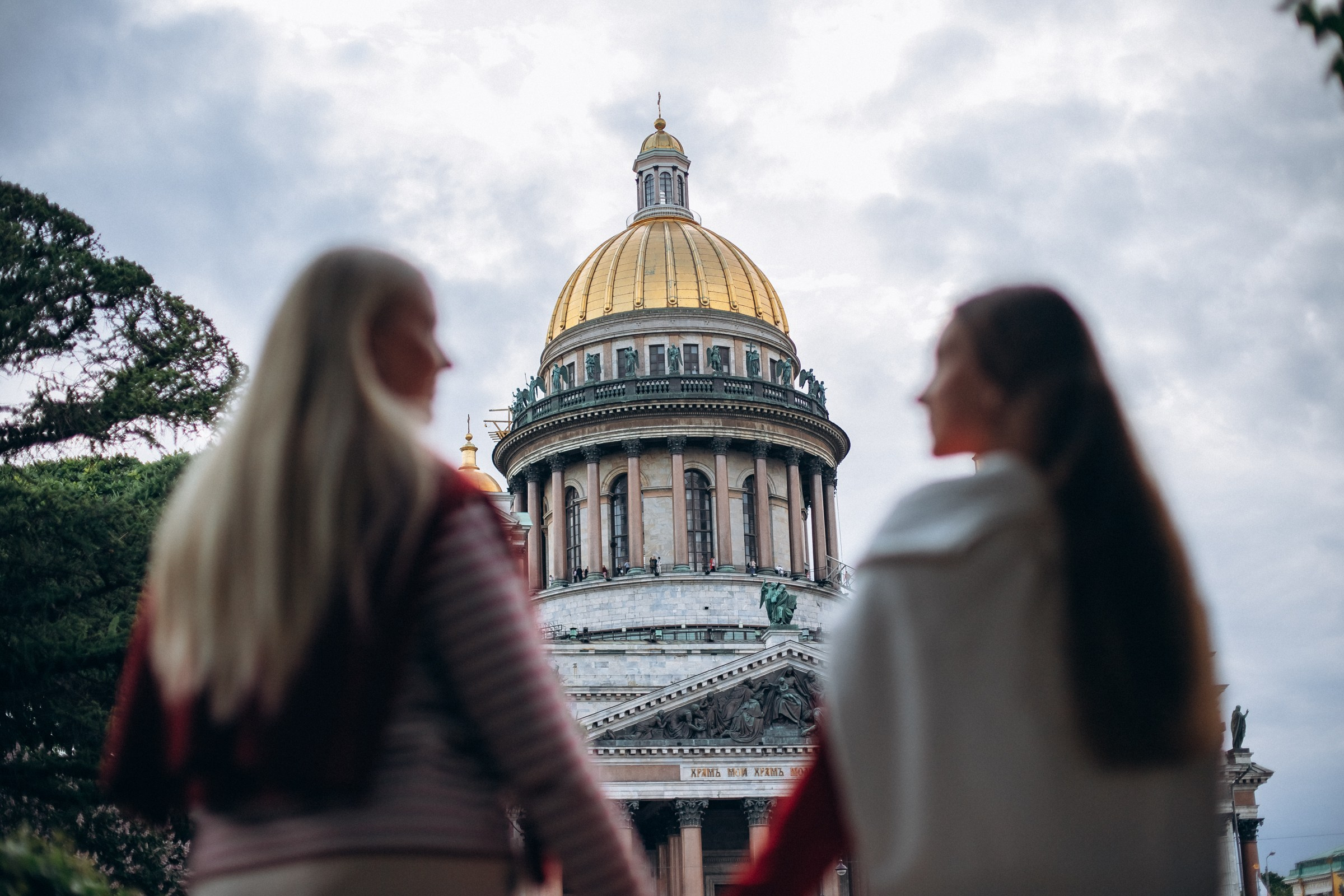 Полина и Алина в июне. Фотопрогулка в Петербурге. Индивидуальный и семейный фотограф в Санкт-Петербурге