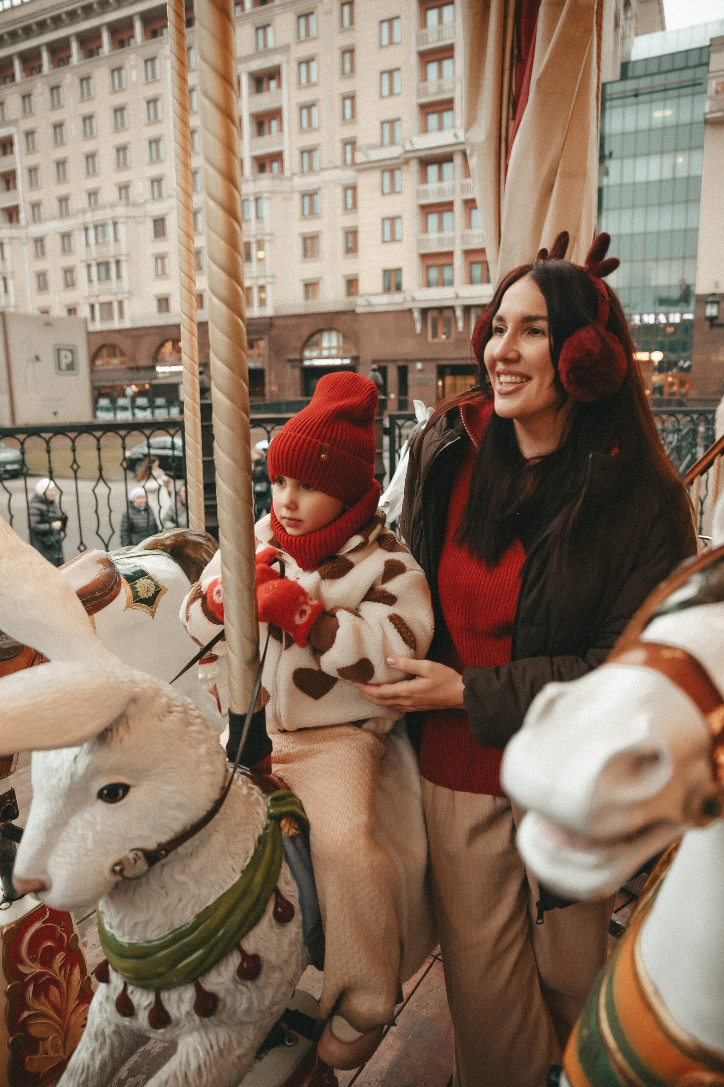 Новогодняя фотосессия на Гум ярмарка мама и дочка. Фотограф Владимир Москва