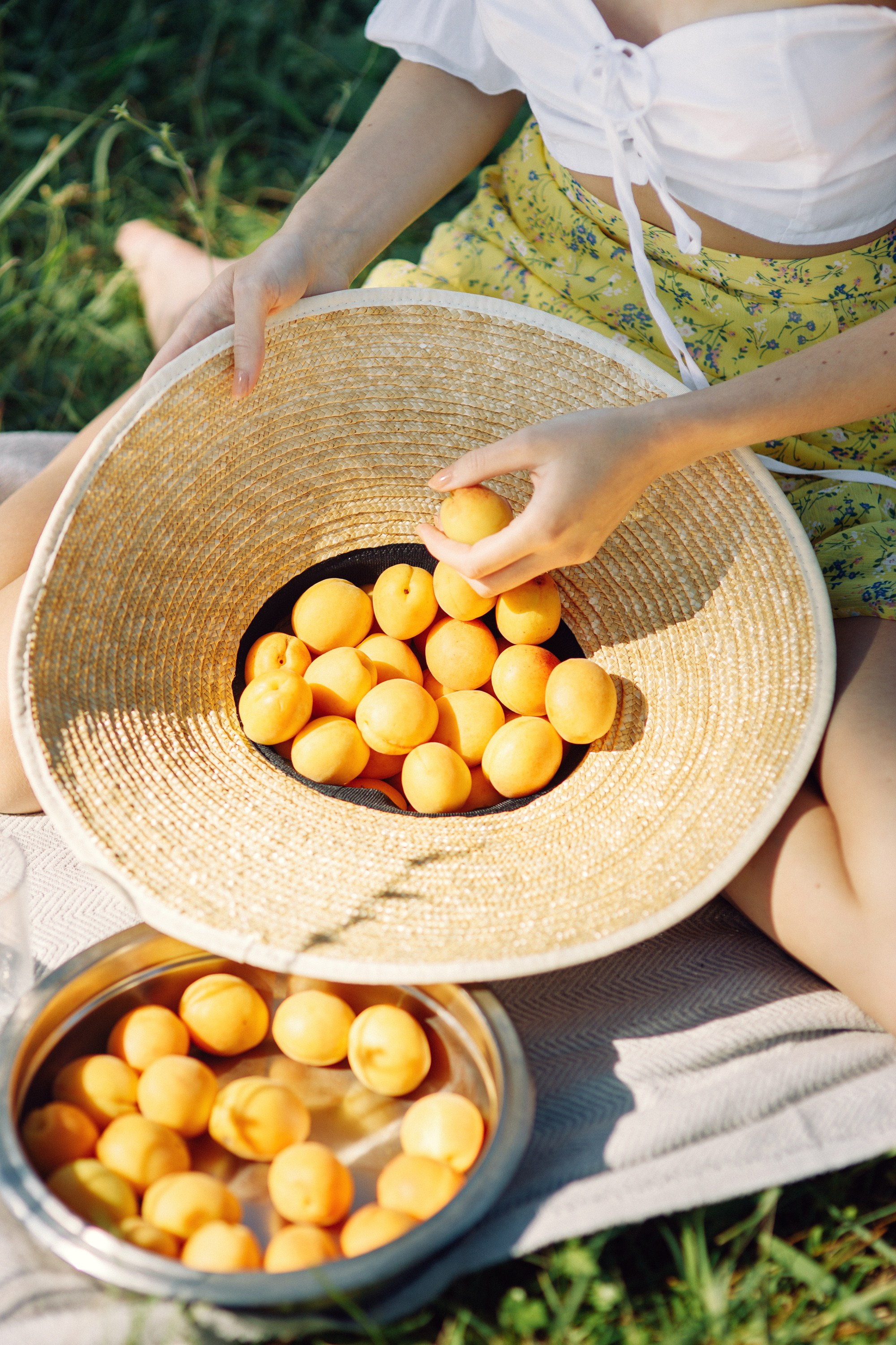 Фотосессия с абрикосами в Батуми