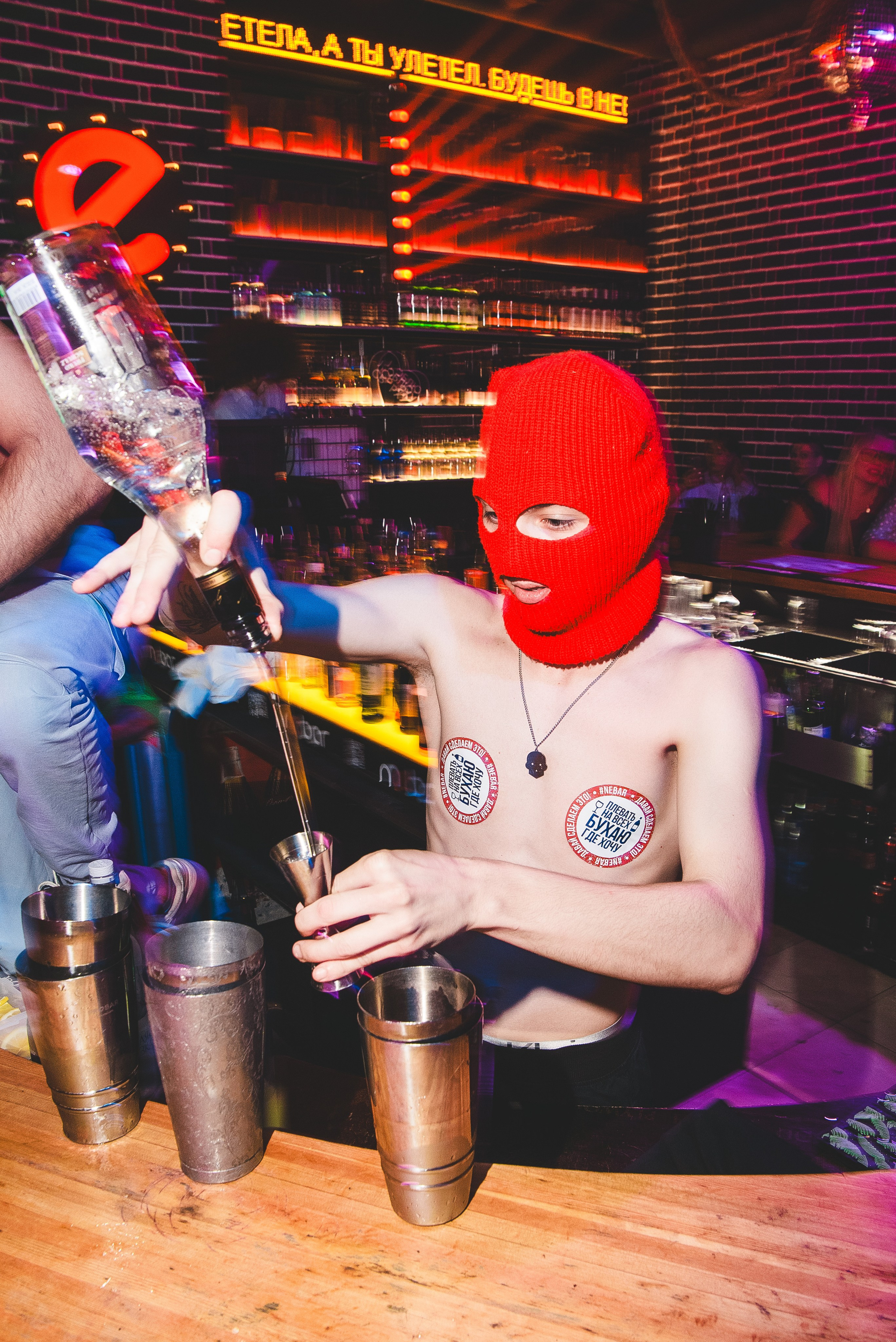 Бармен шоу во время приготовления секс на пляже XXL 