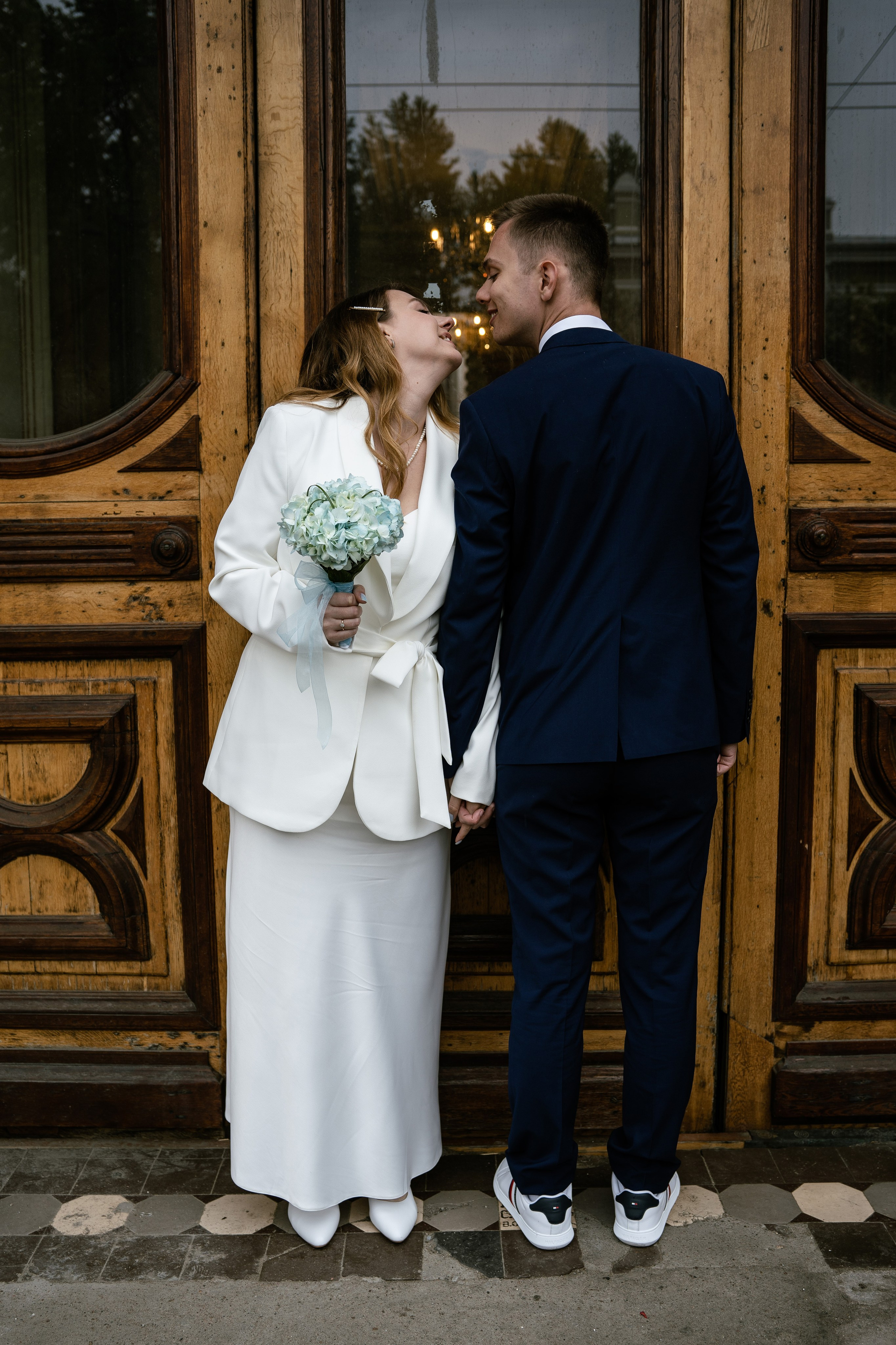 Пара целуется у ЗАГСА Питер 