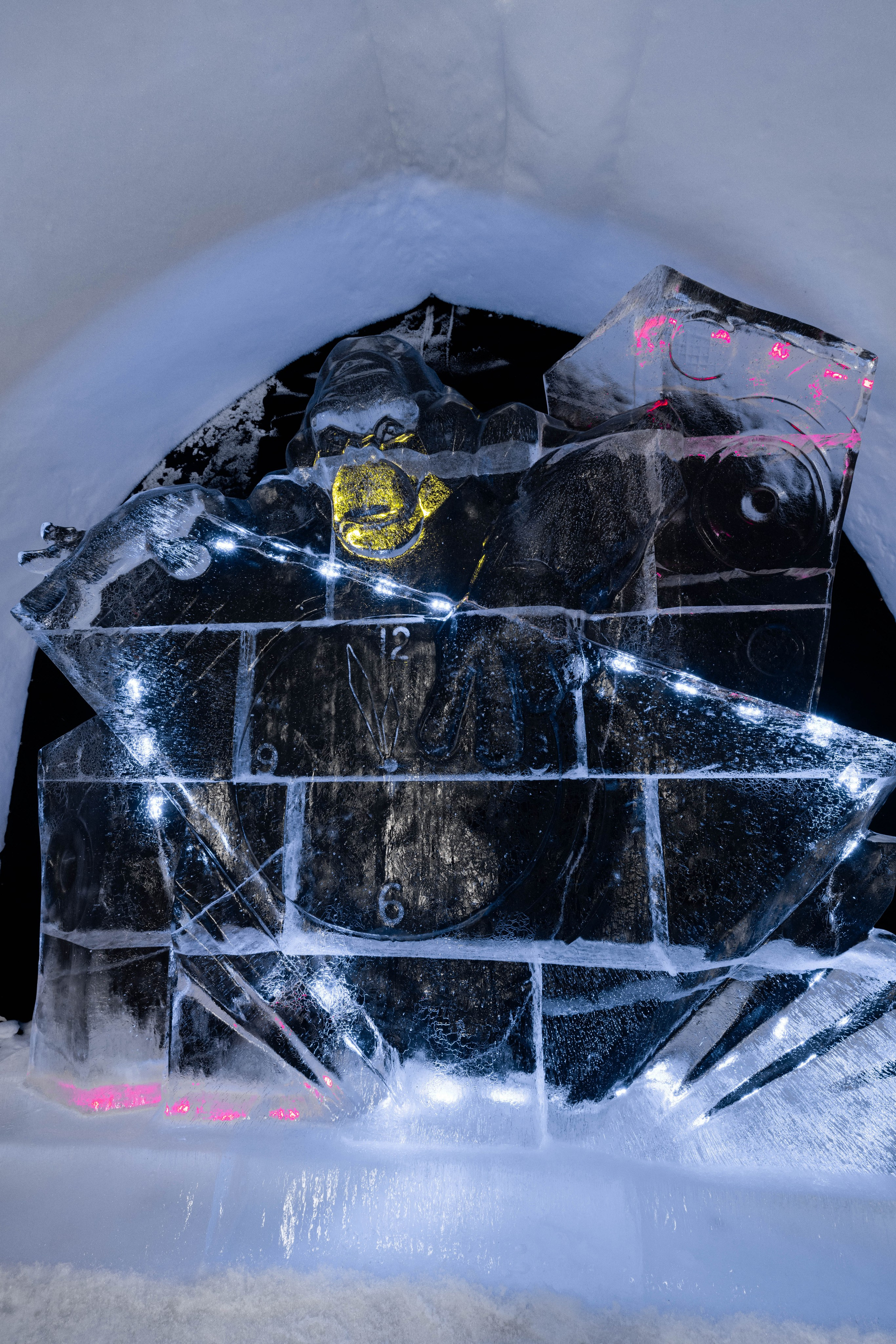 Снежная деревня. Турист оптимист