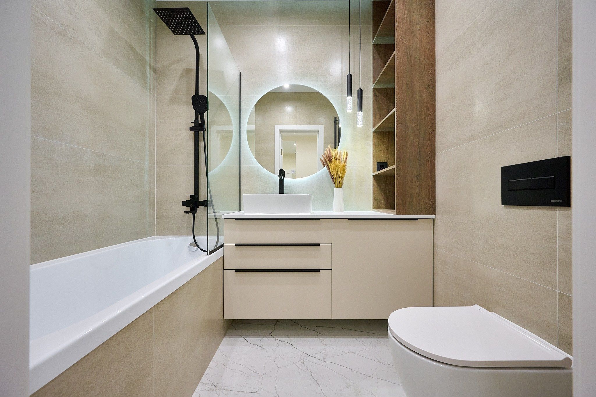 бежевая ванная комната с круглым зеркалом бежевая плитка 