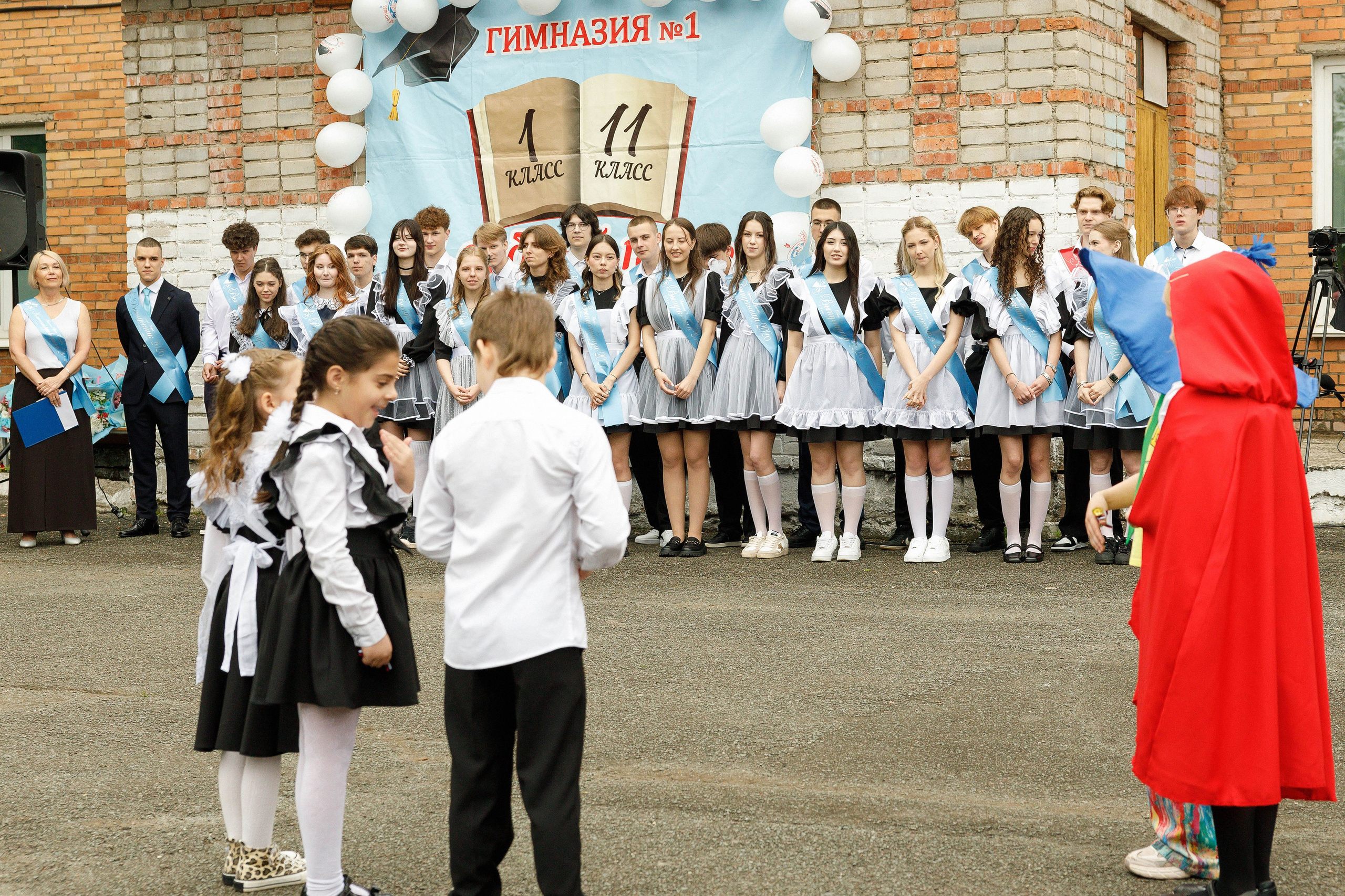 Последний звонок Гимназия Артем. Photoalbum-vl.ru