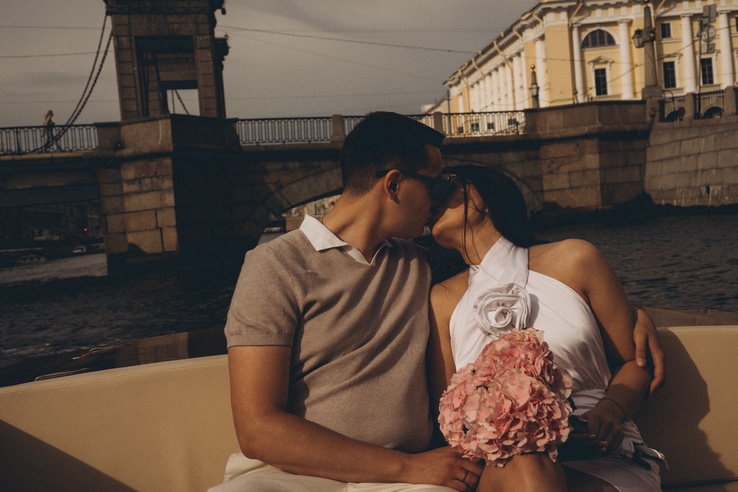 СВАДЕНБНАЯ СЬЕМКА НА КАТЕРЕ ПО КАНАЛАМ САНКТ-ПЕТЕРБУРГА И В АКВАТОРИИ НЕВЫ. Профессиональный фотограф, Санкт-Петербург — Виктория Богомолова
