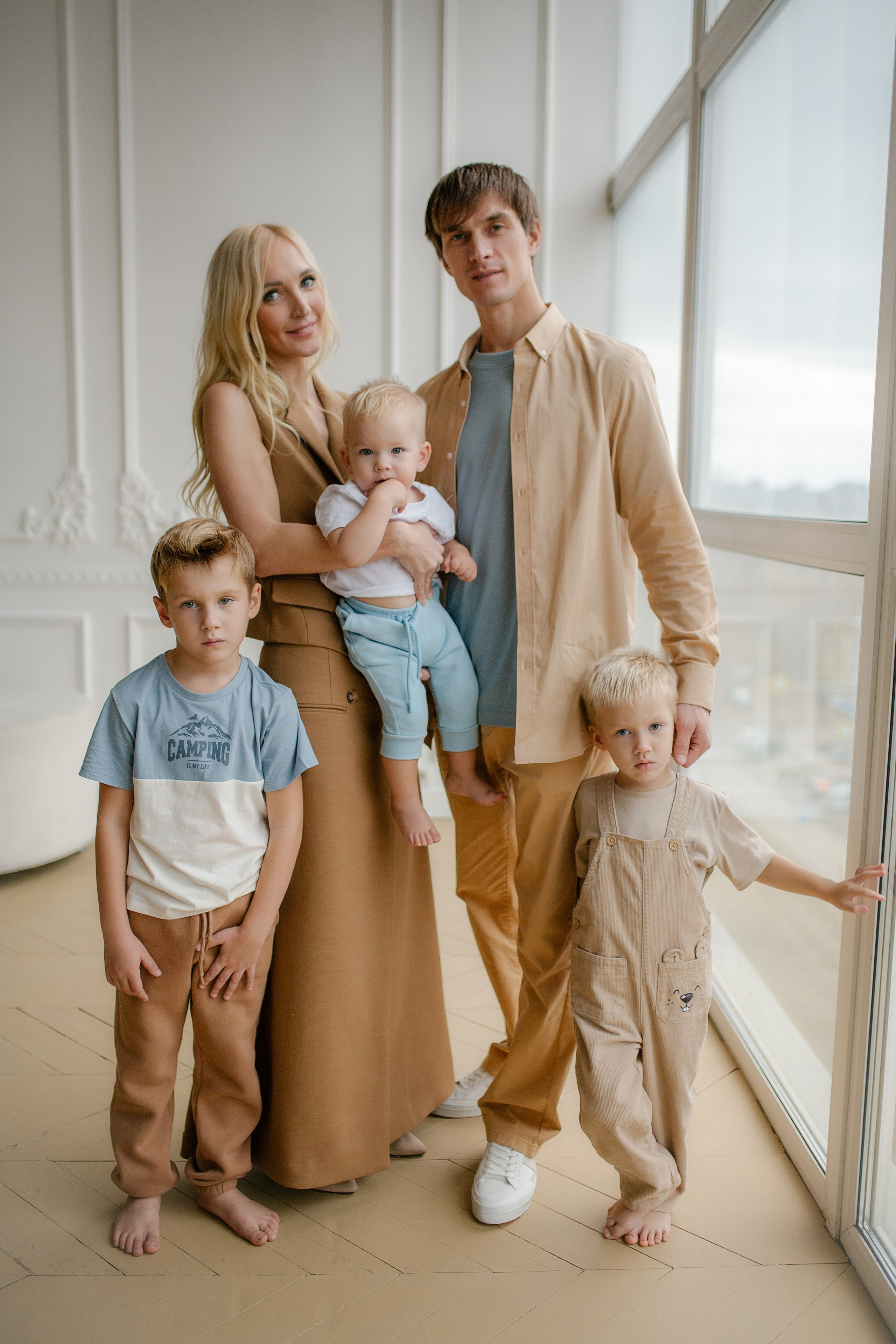 Фотосессия большой семьи в студии