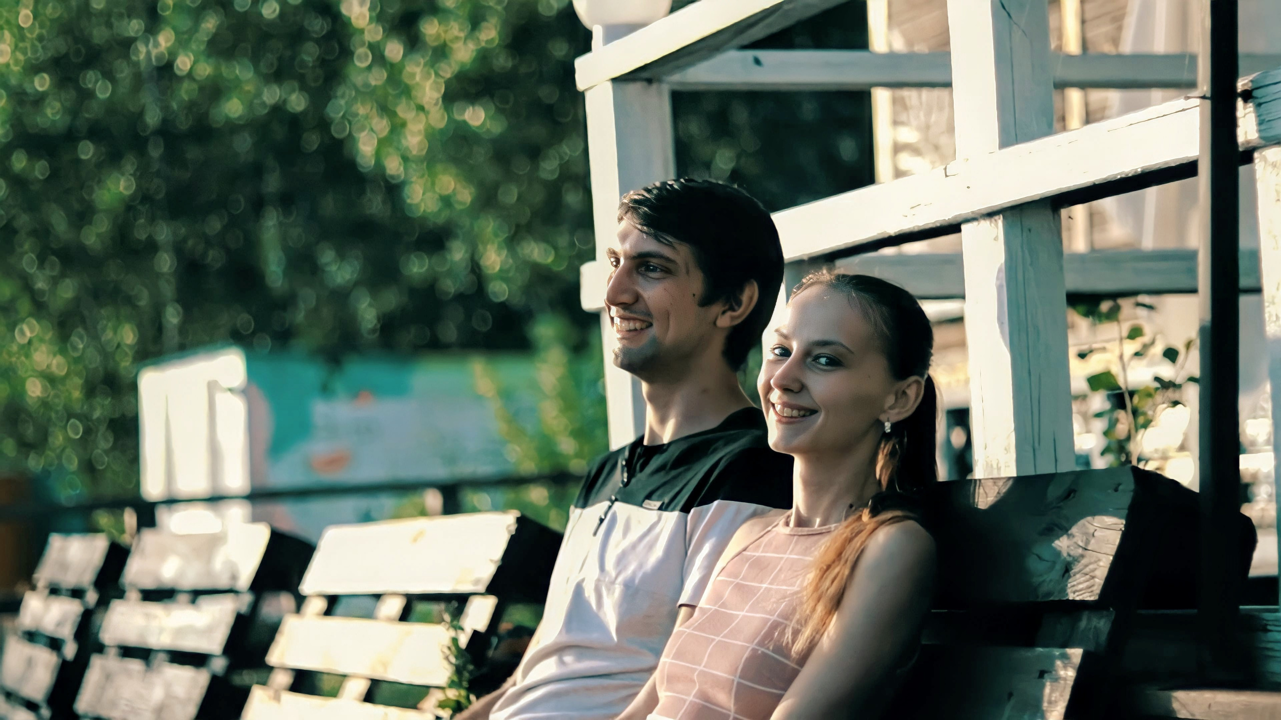 прикольная пара гуляет по пляжу Новосибирска