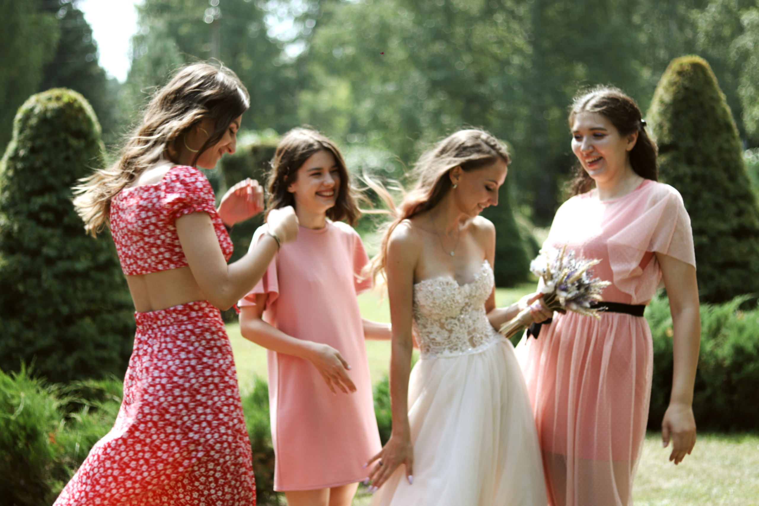 Счастливая невеста с подружками в ботаническом саду академ городка