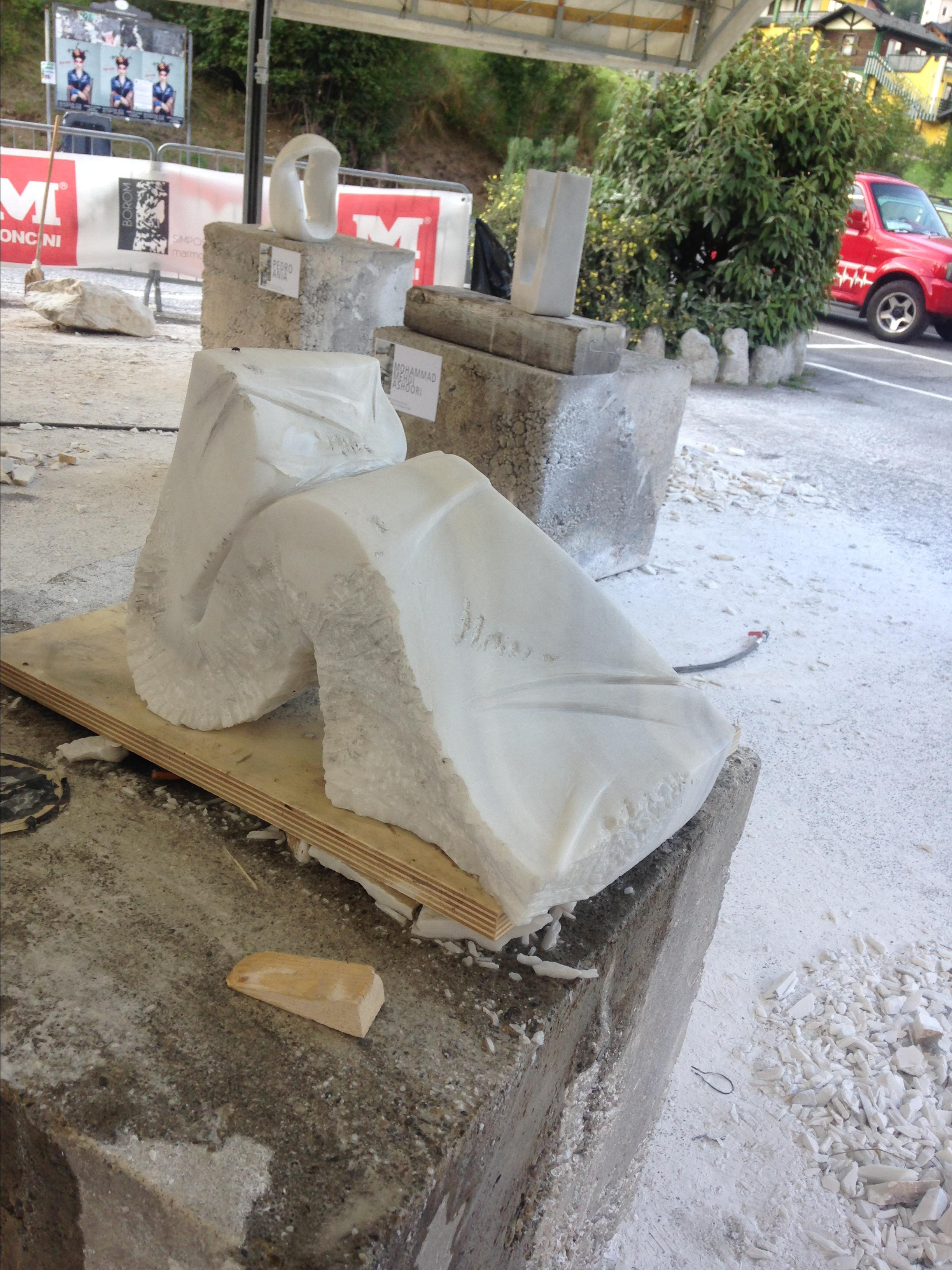 Сидящая девушка. 2018. Мрамор. Италия