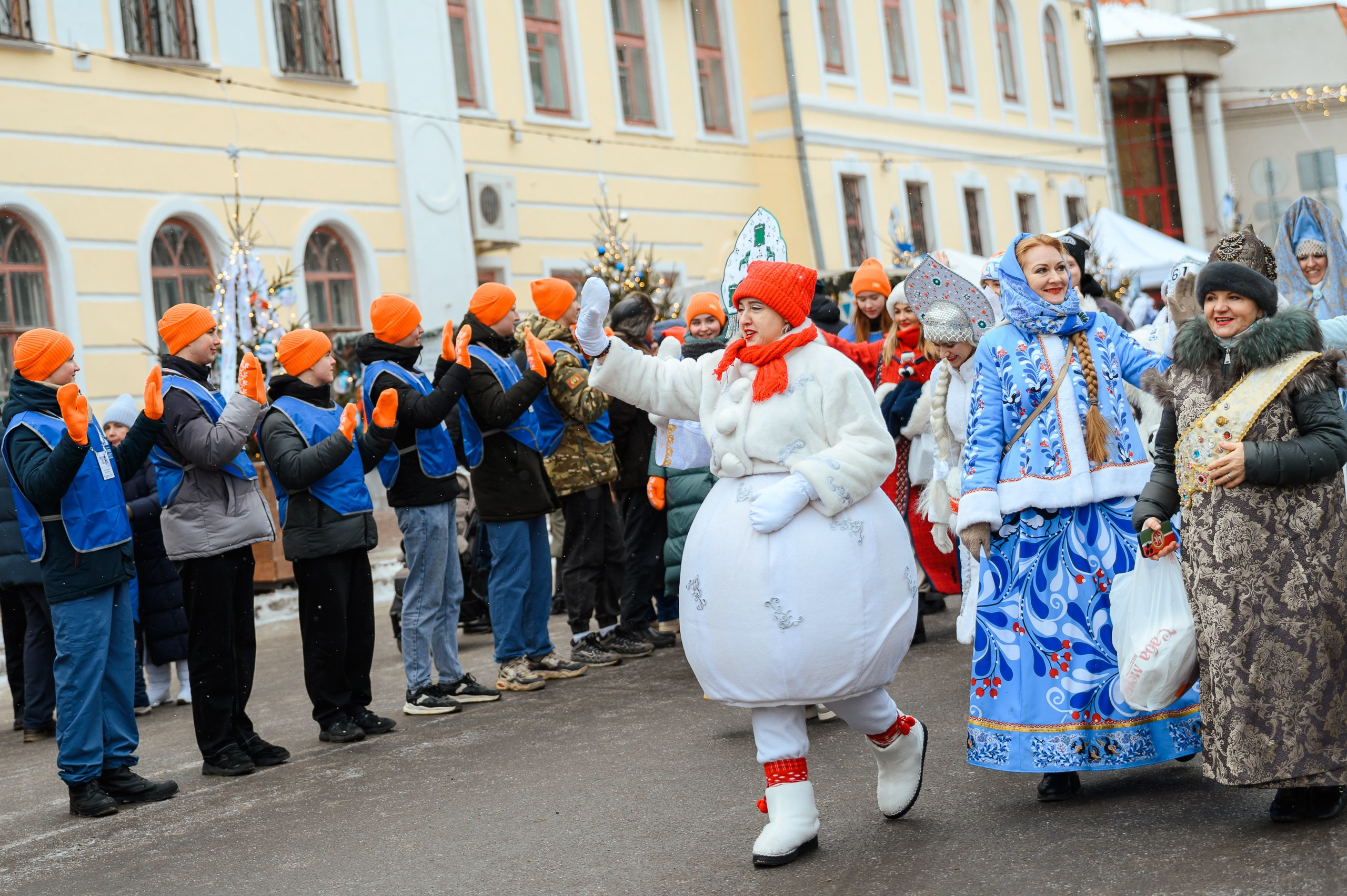 Новогодние волонтеры | Открытие Новогодней столицы Кирова 2025. Репортажный фотограф в Кирове Александр Лутошкин