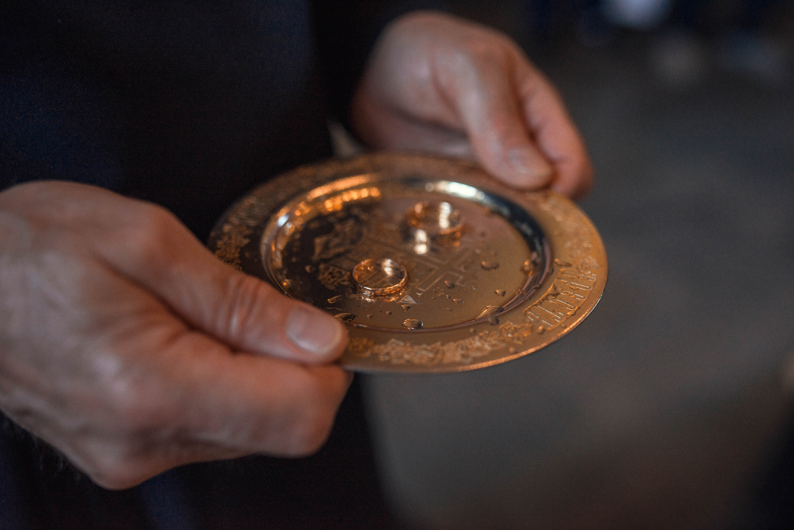 молодожены в сартове, пара в саратове ,съемка в храме, сьемка в храме москва, венчание в саратове, венчание москва , фоотосъемка венчание, фотограф на венчание в сартове, флотограф на венчание в москв