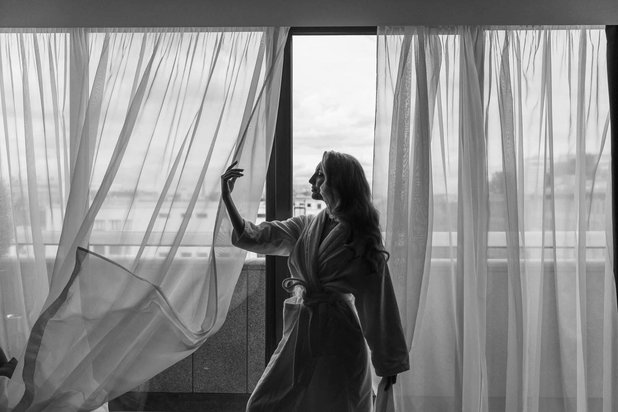 Невеста позирует в номере отеля