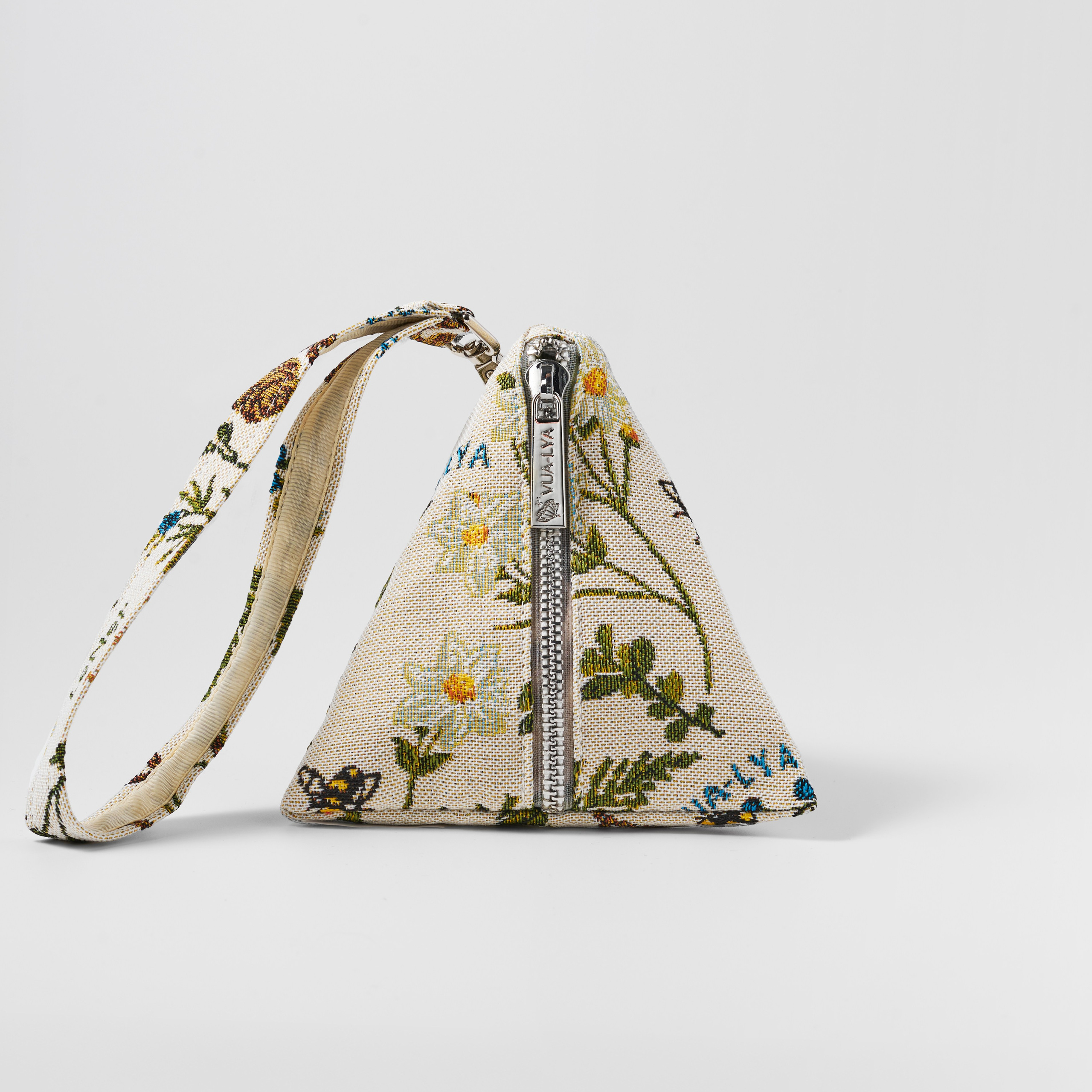 Каталог на белом фоне. Предметный фотограф в Новосибирске Лебедева Дарина