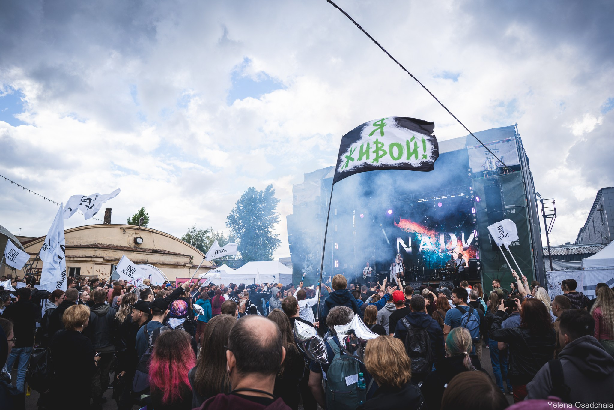 Живой 2025 — День 1. Елена Осадчая — фотографирую музыку на сцене и в жизни