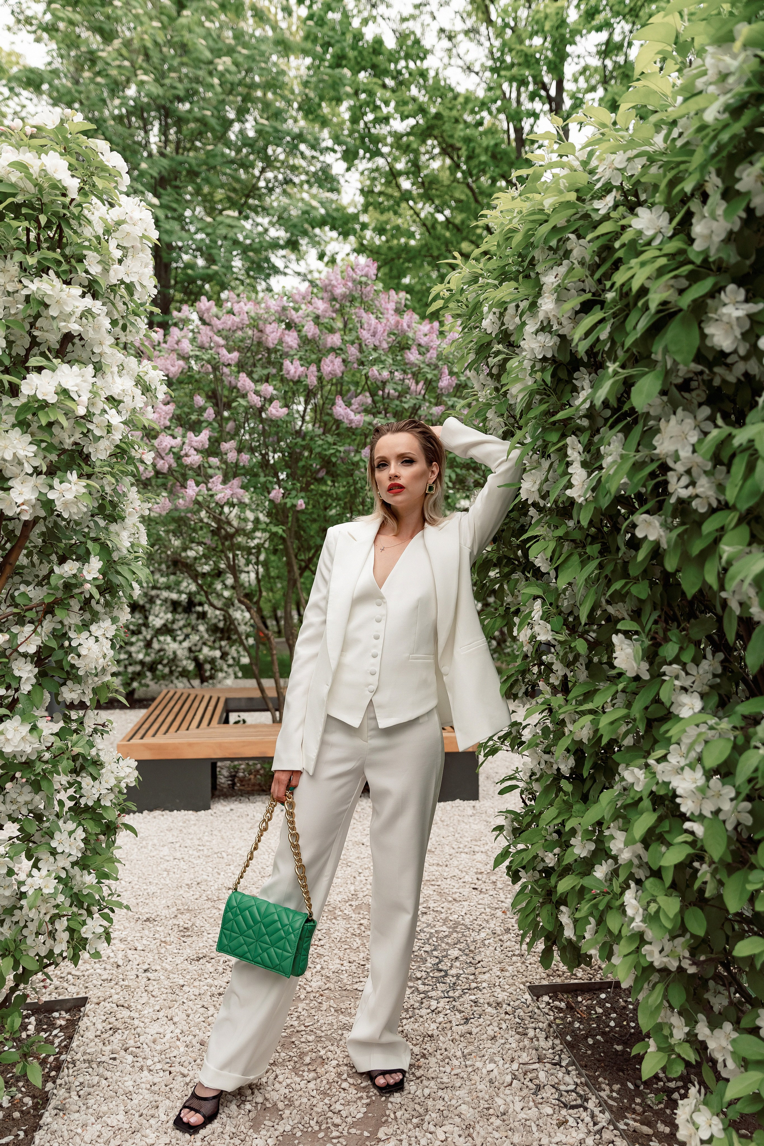 Портретная фотосессия Даши среди яблонь. Свадебный фотограф Москва