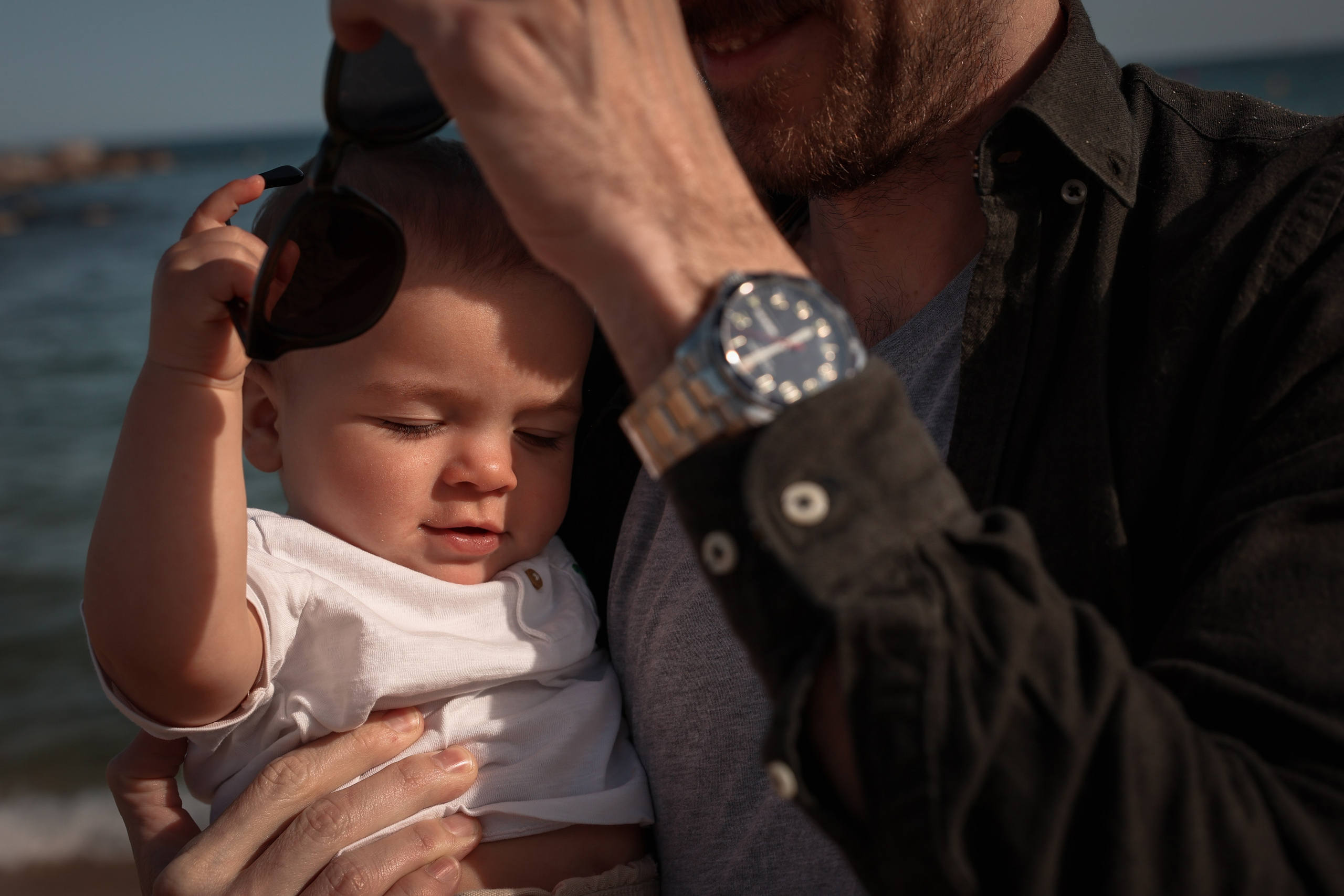 Family pizza at the sea. Natalia Zhuravleva|family, newborn, maternity photographer in Barcelona