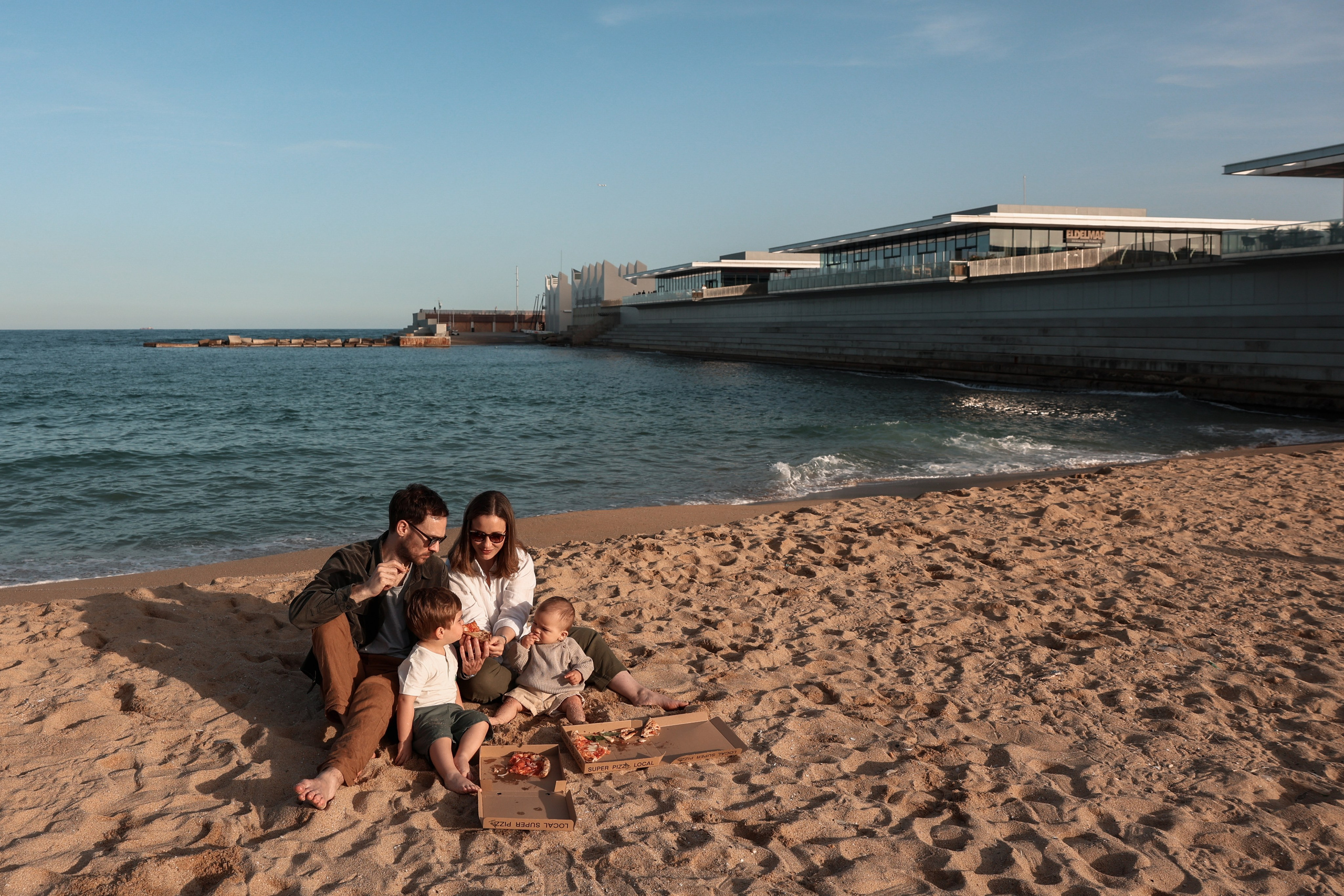 Family pizza at the sea. Natalia Zhuravleva|family, newborn, maternity photographer in Barcelona