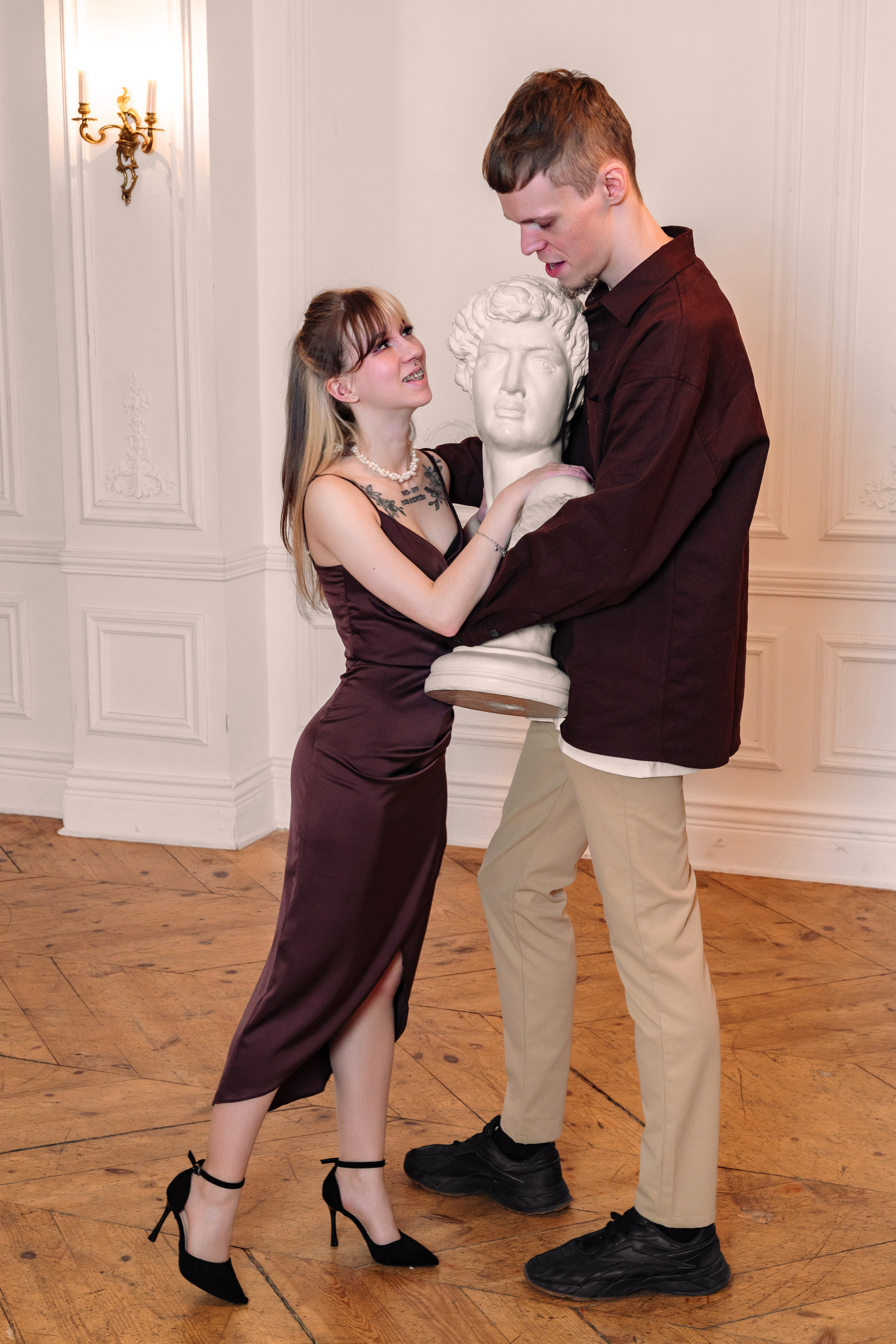 Зимняя фотосессия лавстори с предложением руки и сердца в фотостудии