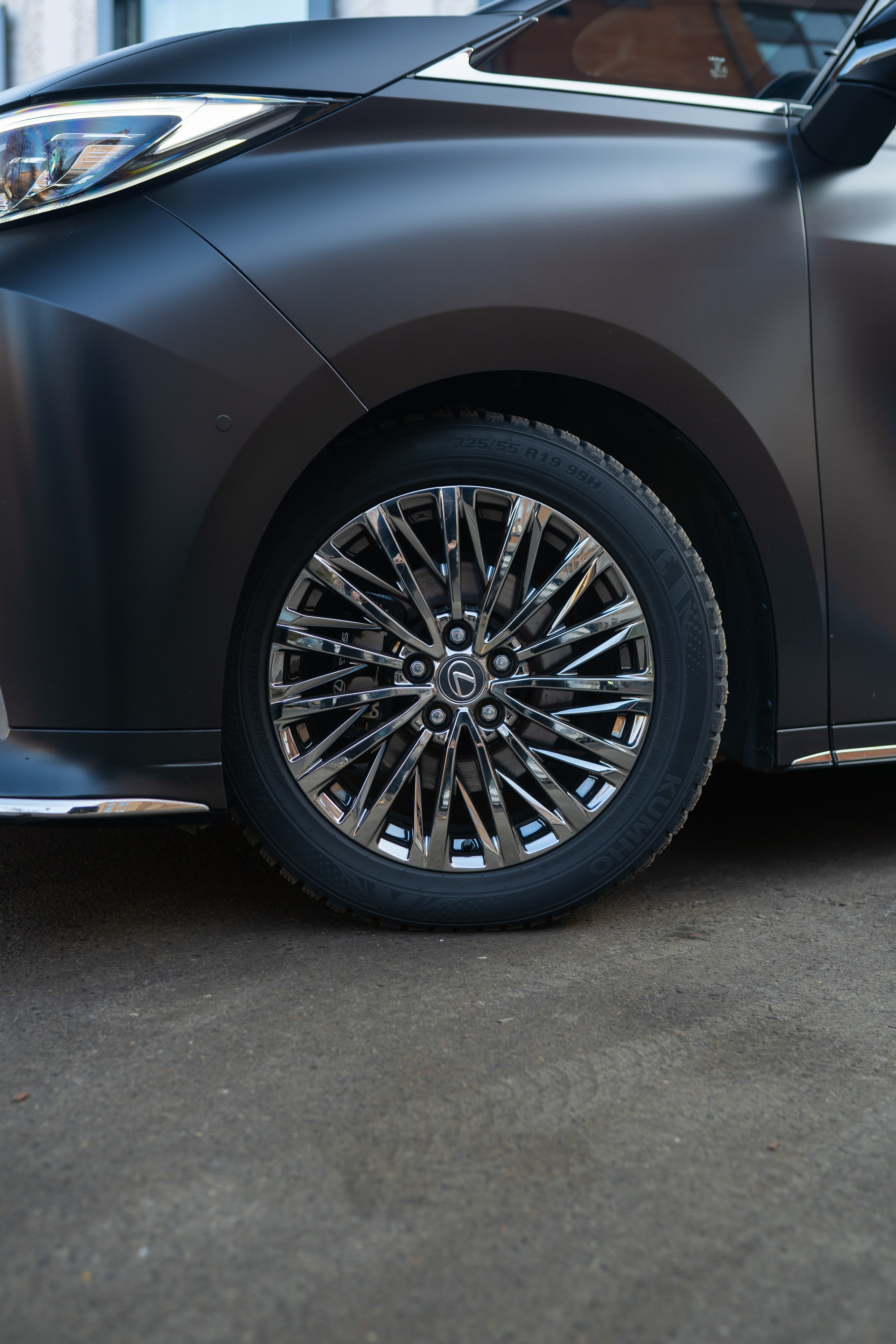 Lexus LM350h. Mirllaev