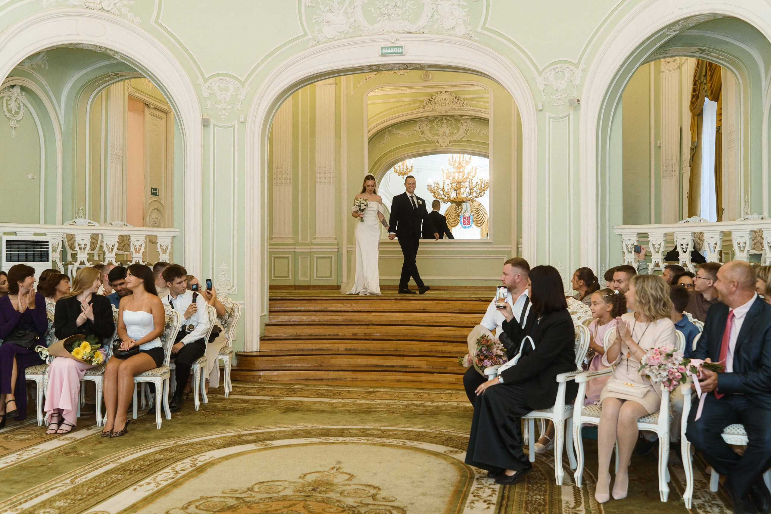 Зал ЗАГСа Петроградского района перед началом свадебной церемонии