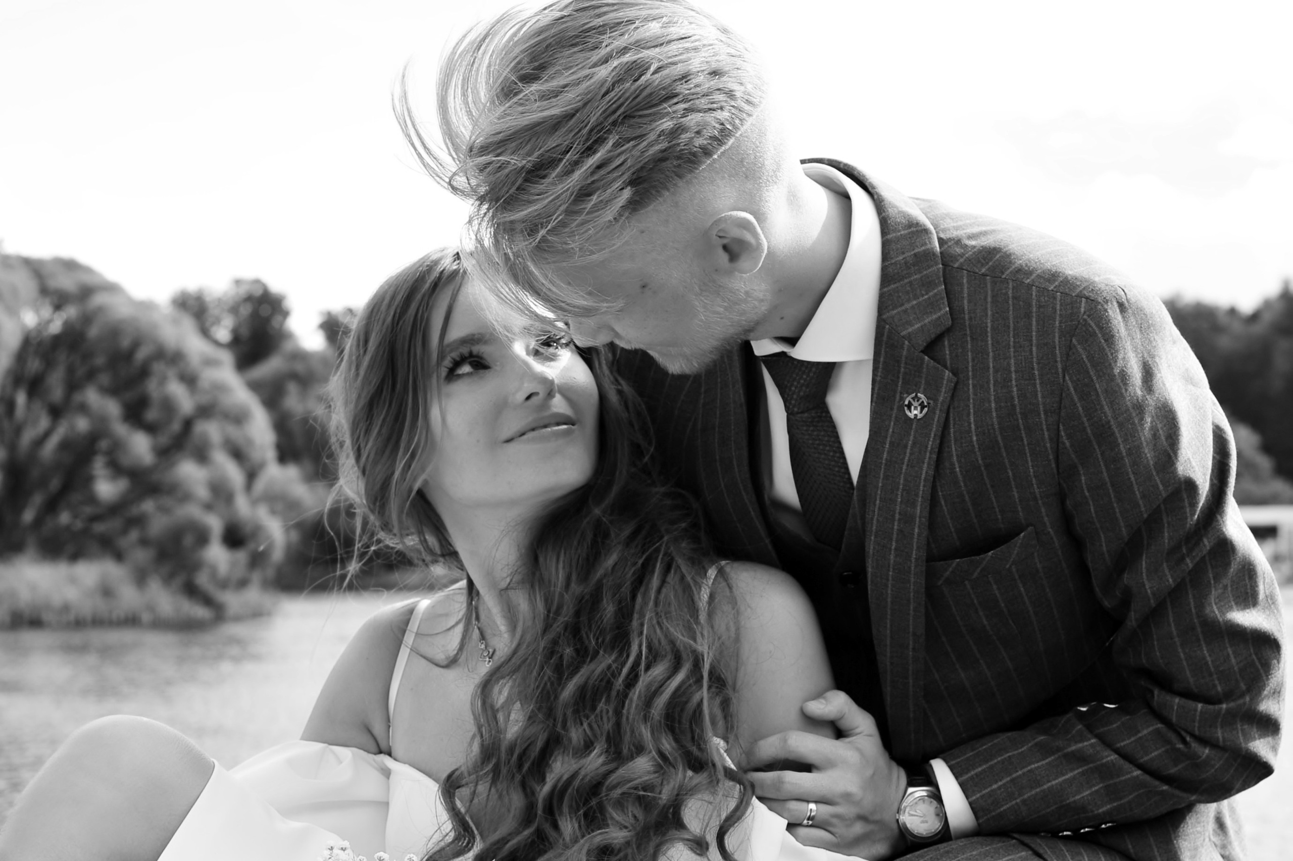 Свадьба в Царицыно летом, жених обнимает невесту за плечи на берегу пруда, чёрно-белая фотография