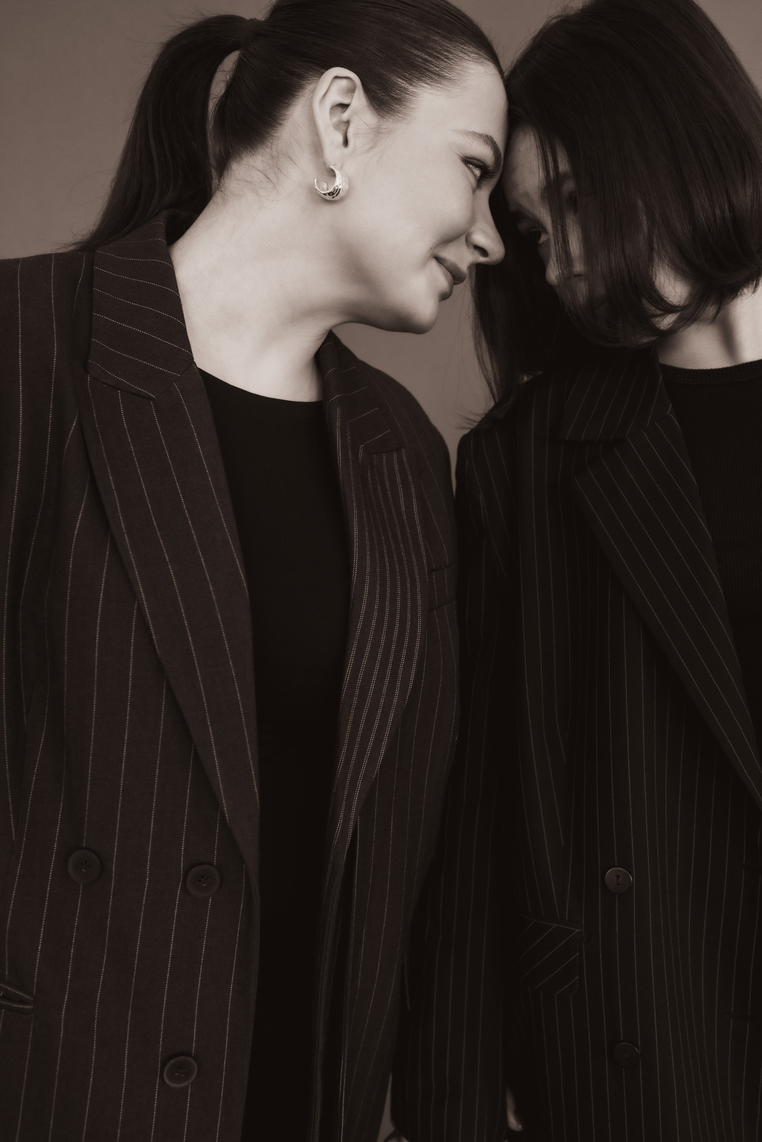 Две сестры в студии, две девушки