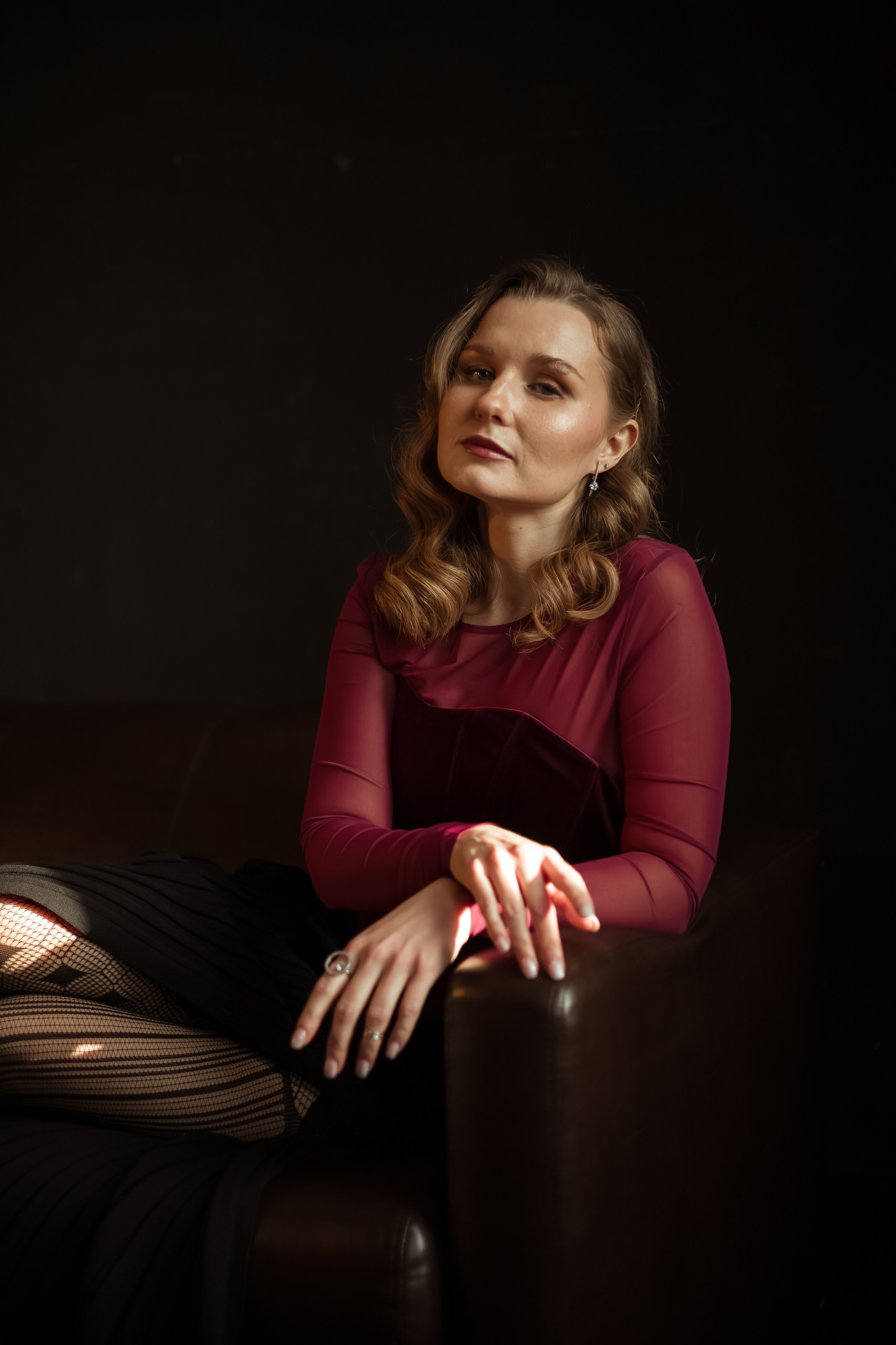Портретная фотосессия в&nbsp;студии в&nbsp;Костроме в&nbsp;темных тонах - фотограф Екатерина Селиверстова