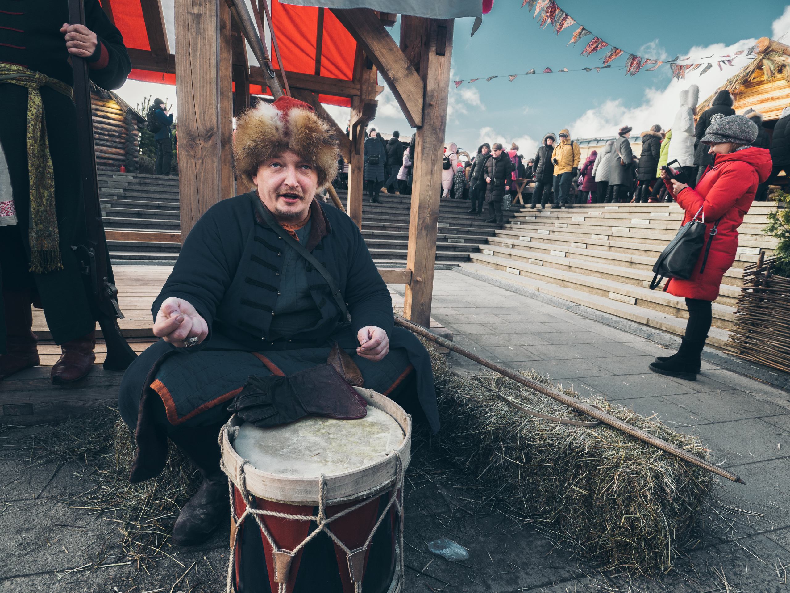 Уличная съемка в Москве во время гуляний на Масленицу. Фотограф в Москве