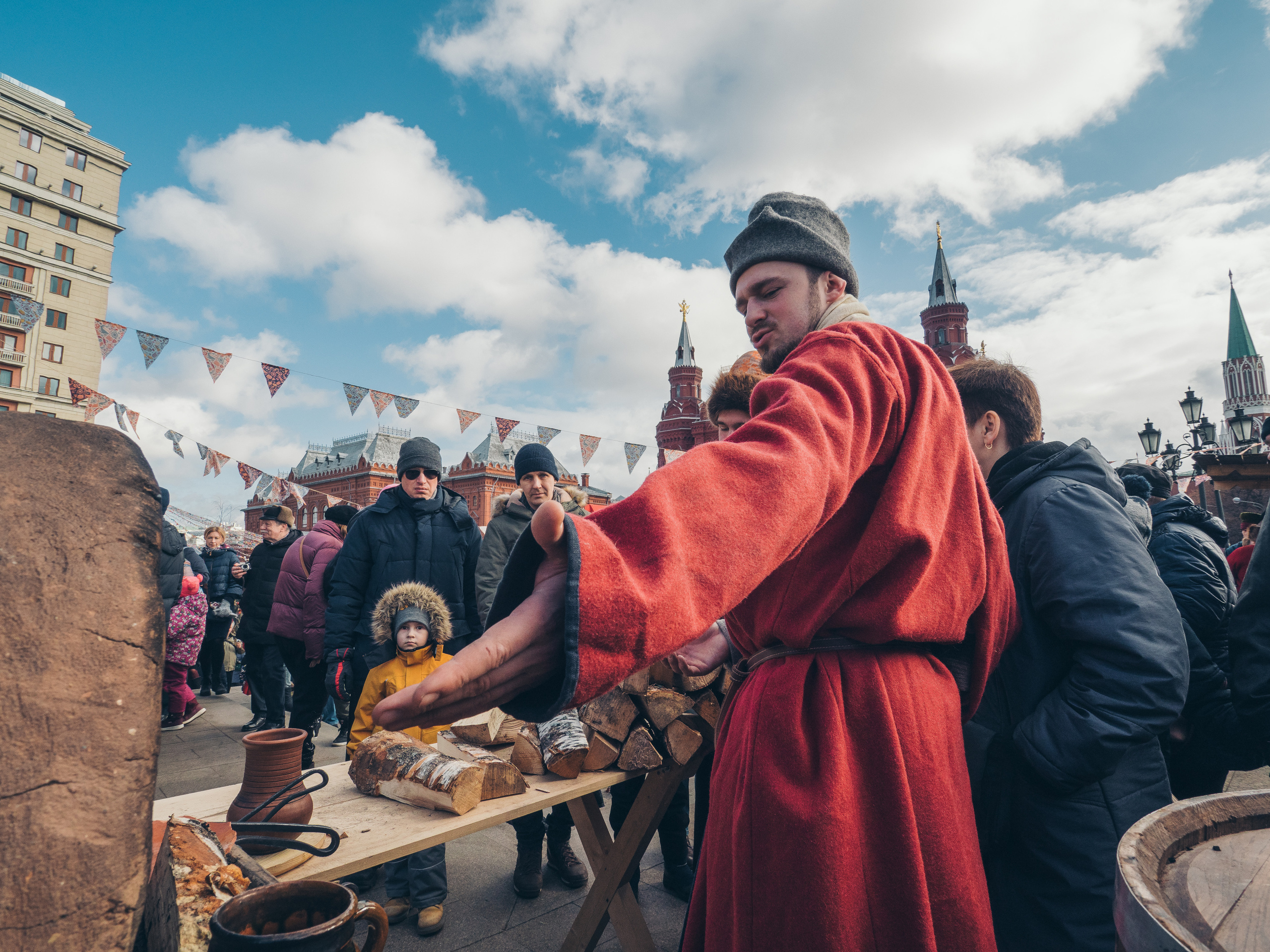 Уличная съемка в Москве во время гуляний на Масленицу. Фотограф в Москве