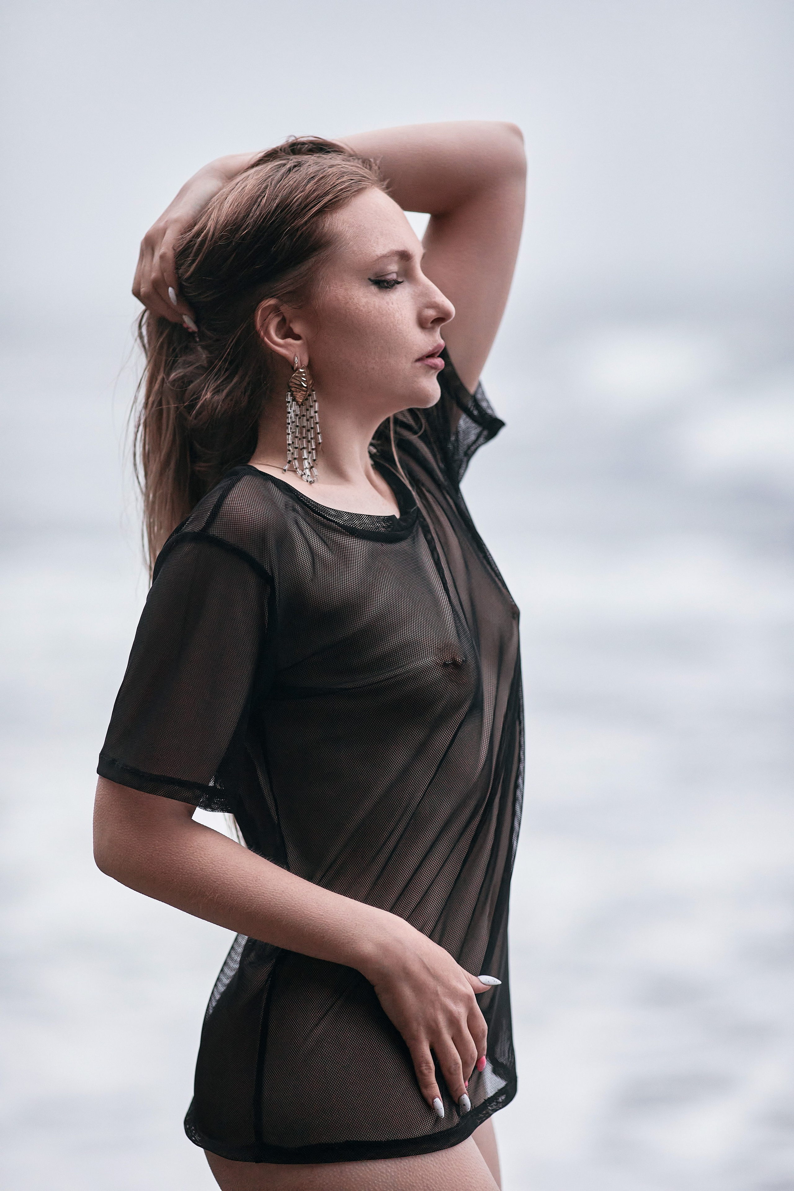 Женская фотосъёмка на море в прозрачной сетчатой майке